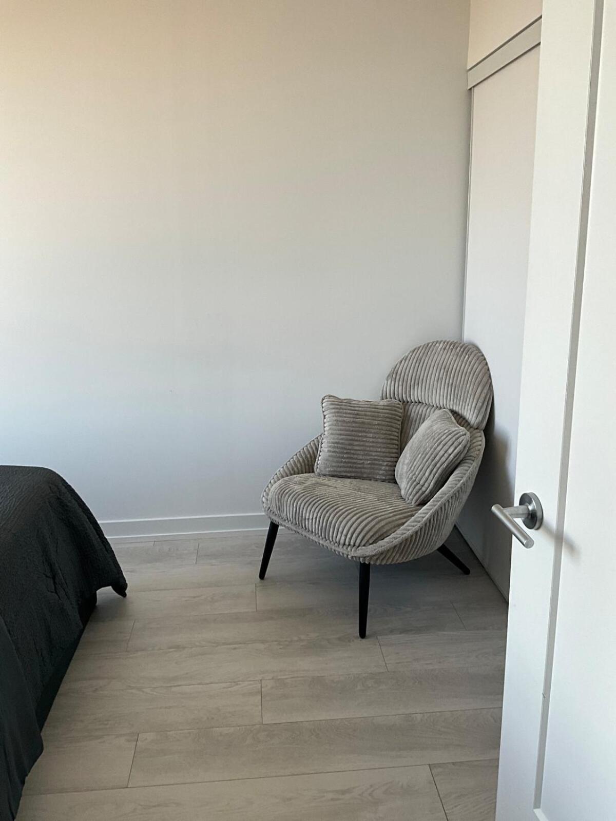 New Condo With Large Balcony - The Queensway Retreat