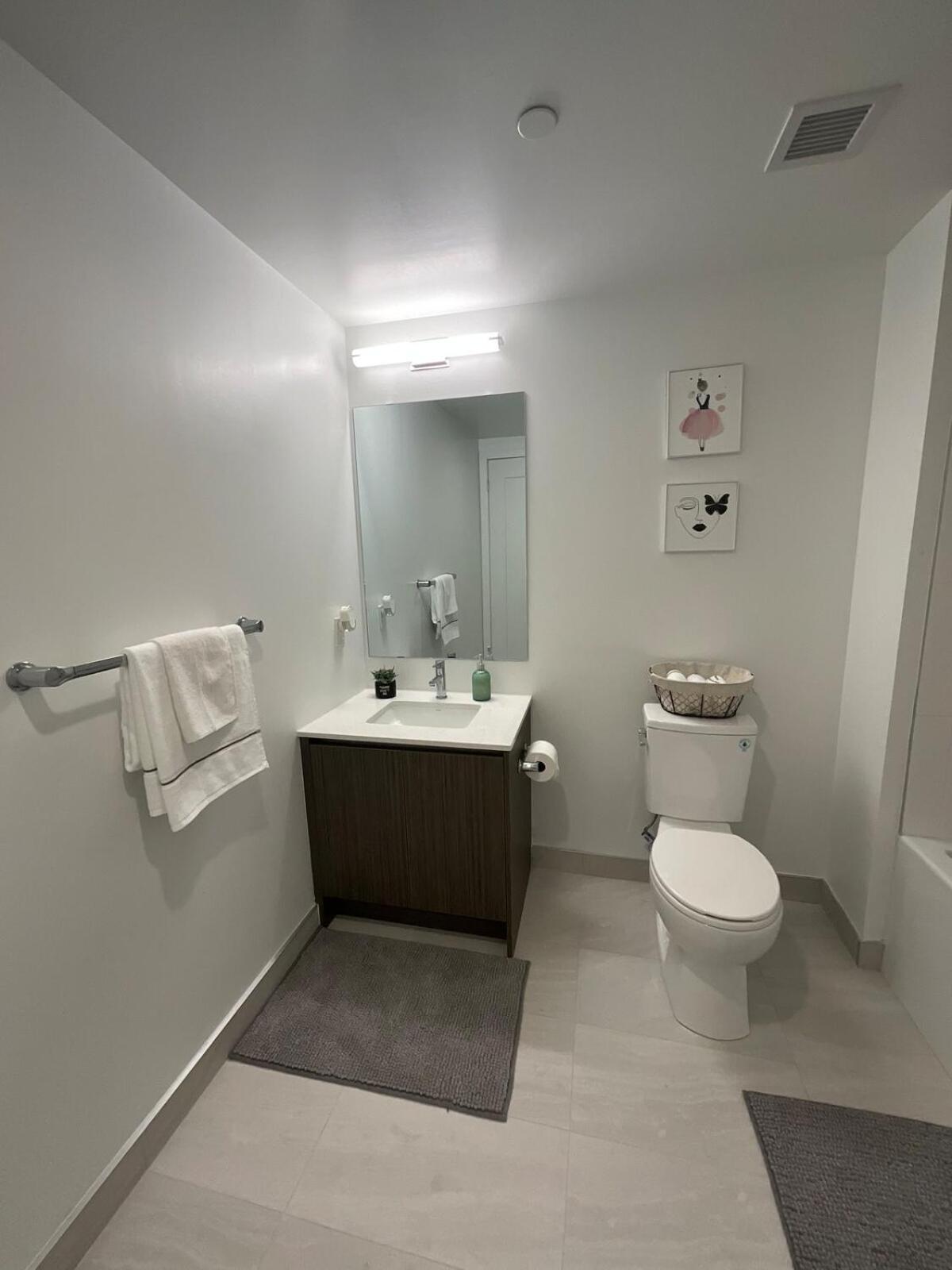 New Condo With Large Balcony - The Queensway Retreat
