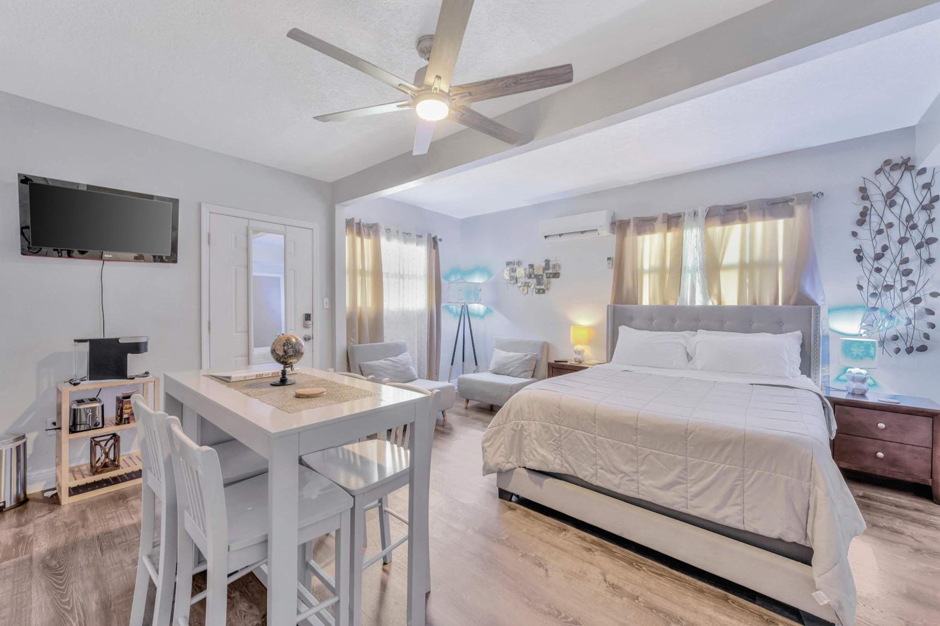 Sunny Tampa Home Near Downtown & Stadiums