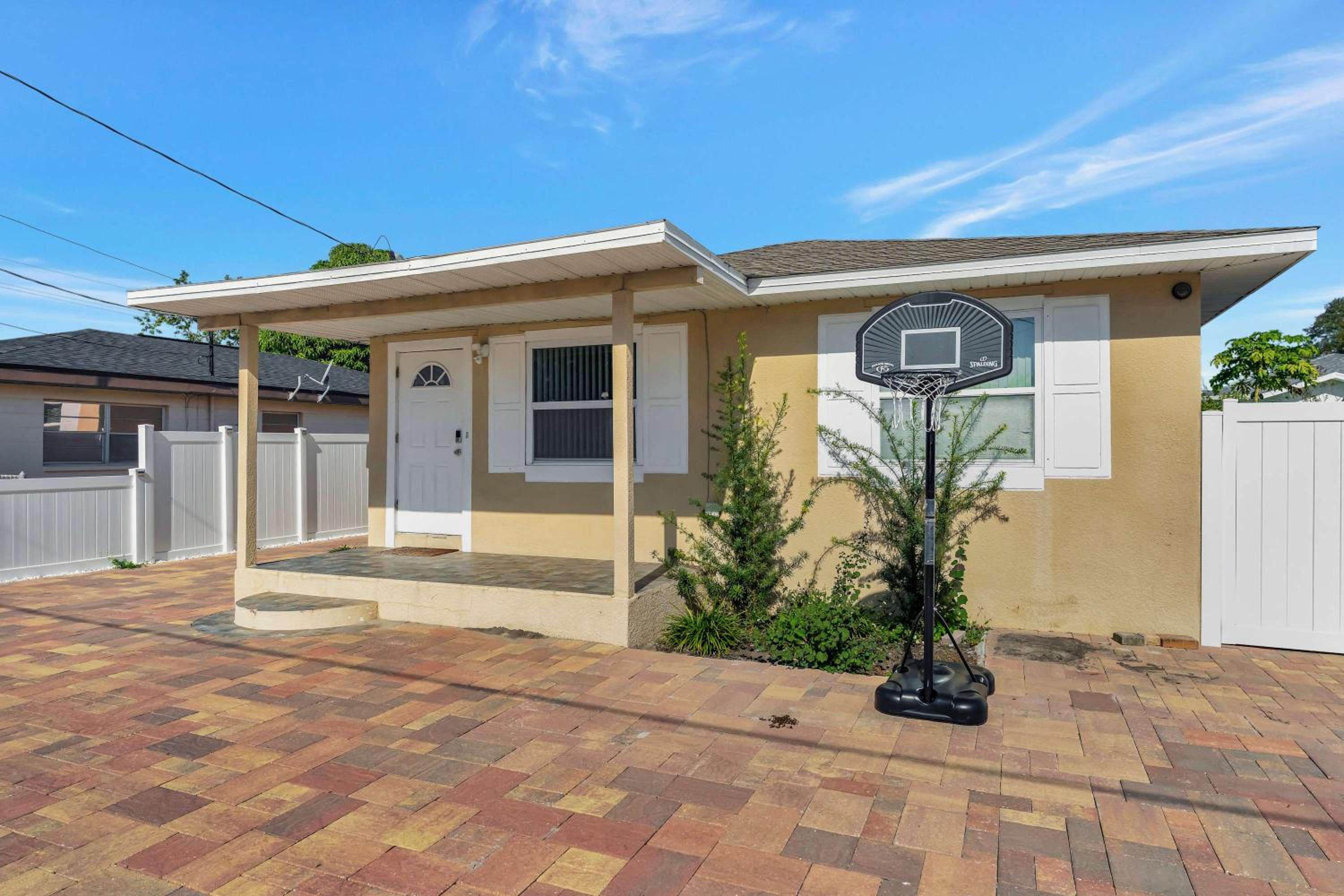 Sunny Tampa Home Near Downtown & Stadiums
