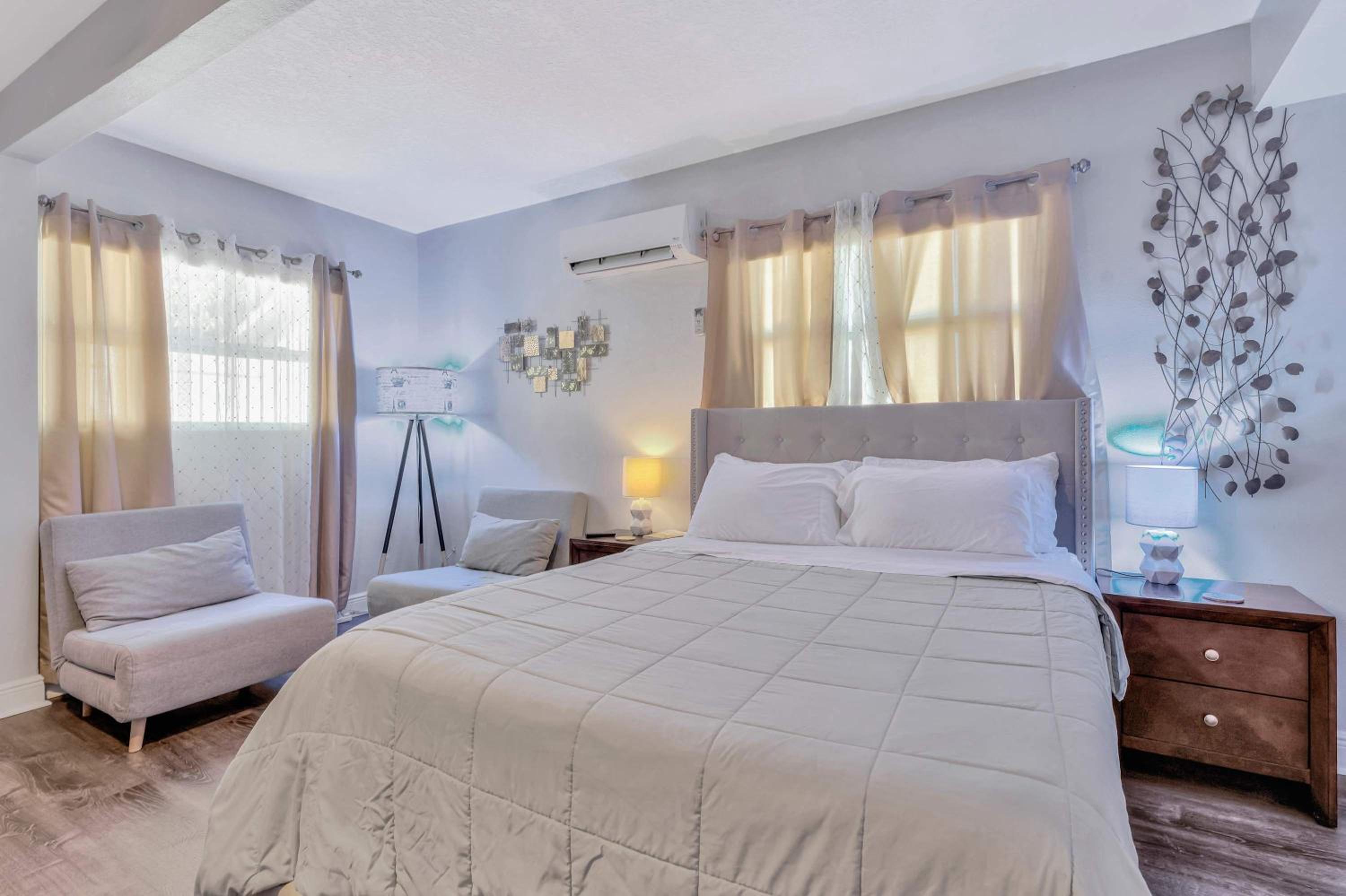 Sunny Tampa Home Near Downtown & Stadiums