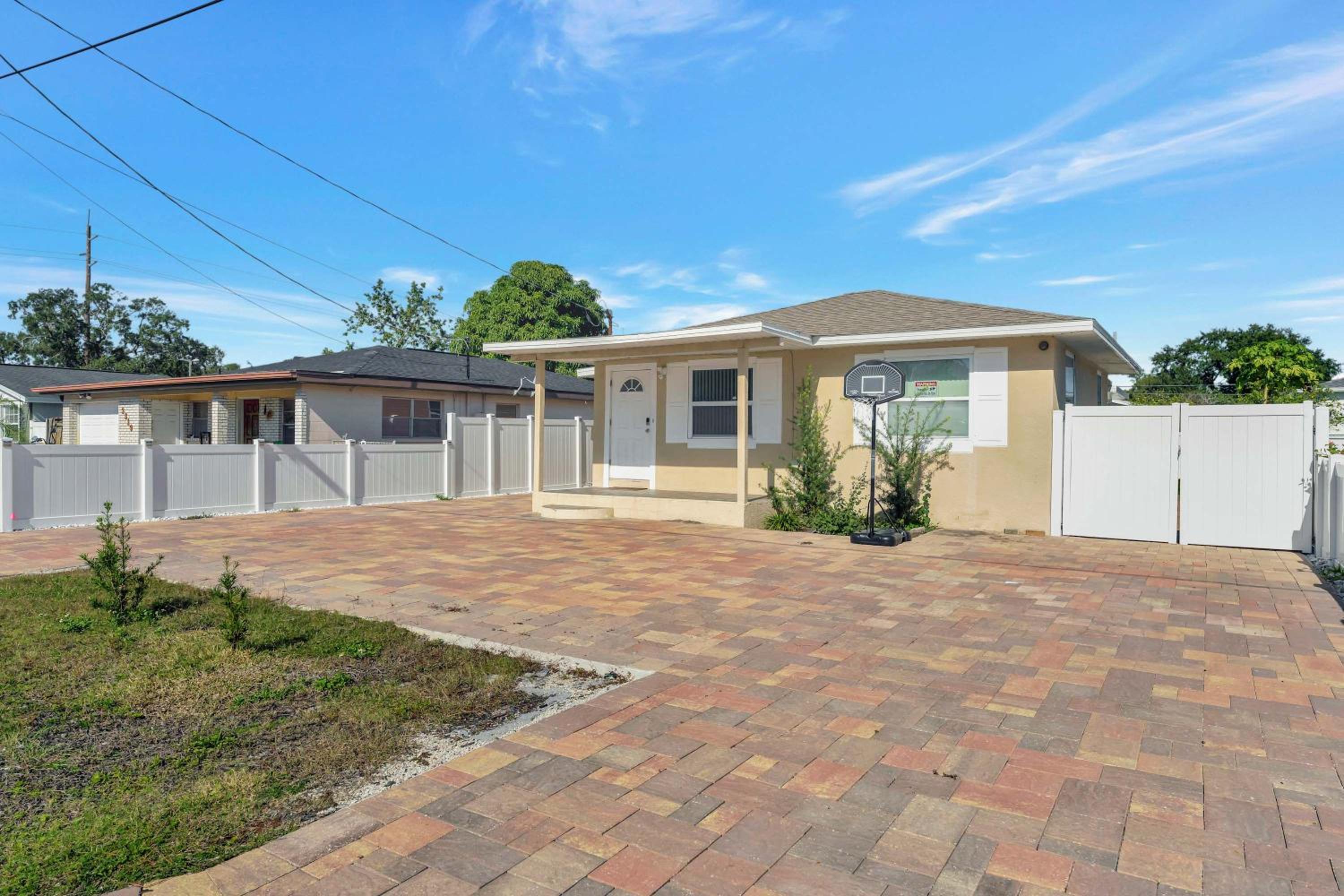 Sunny Tampa Home Near Downtown & Stadiums