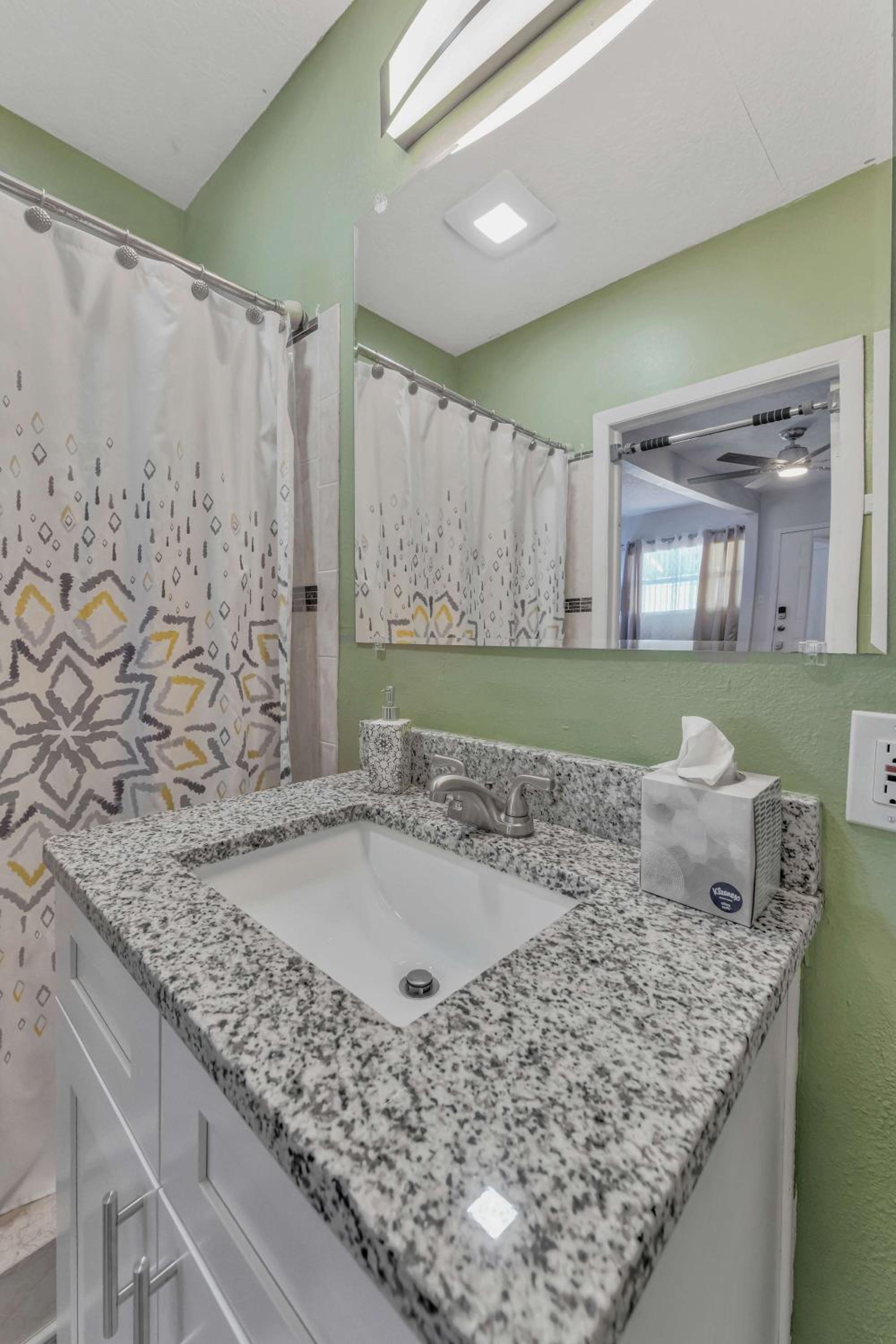 Sunny Tampa Home Near Downtown & Stadiums