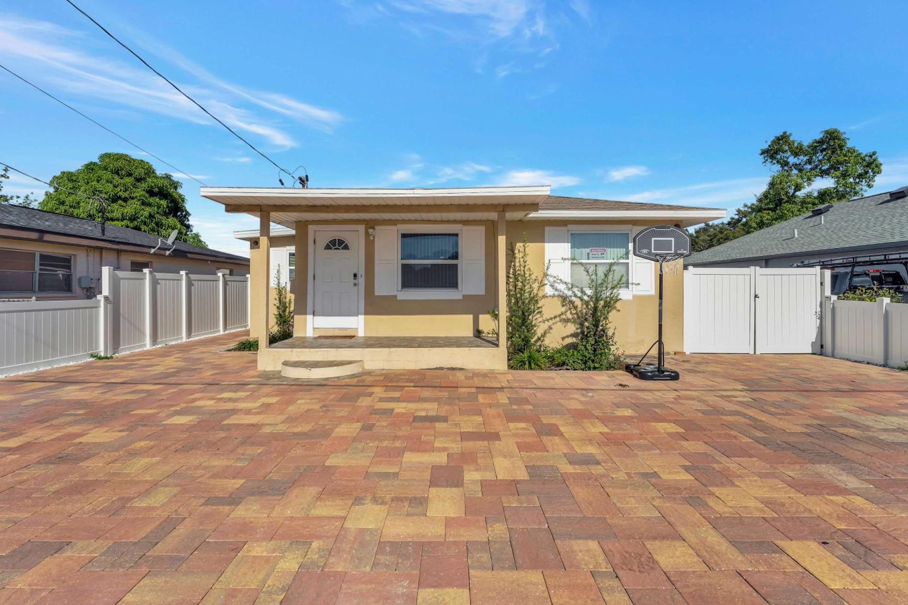 Sunny Tampa Home Near Downtown & Stadiums