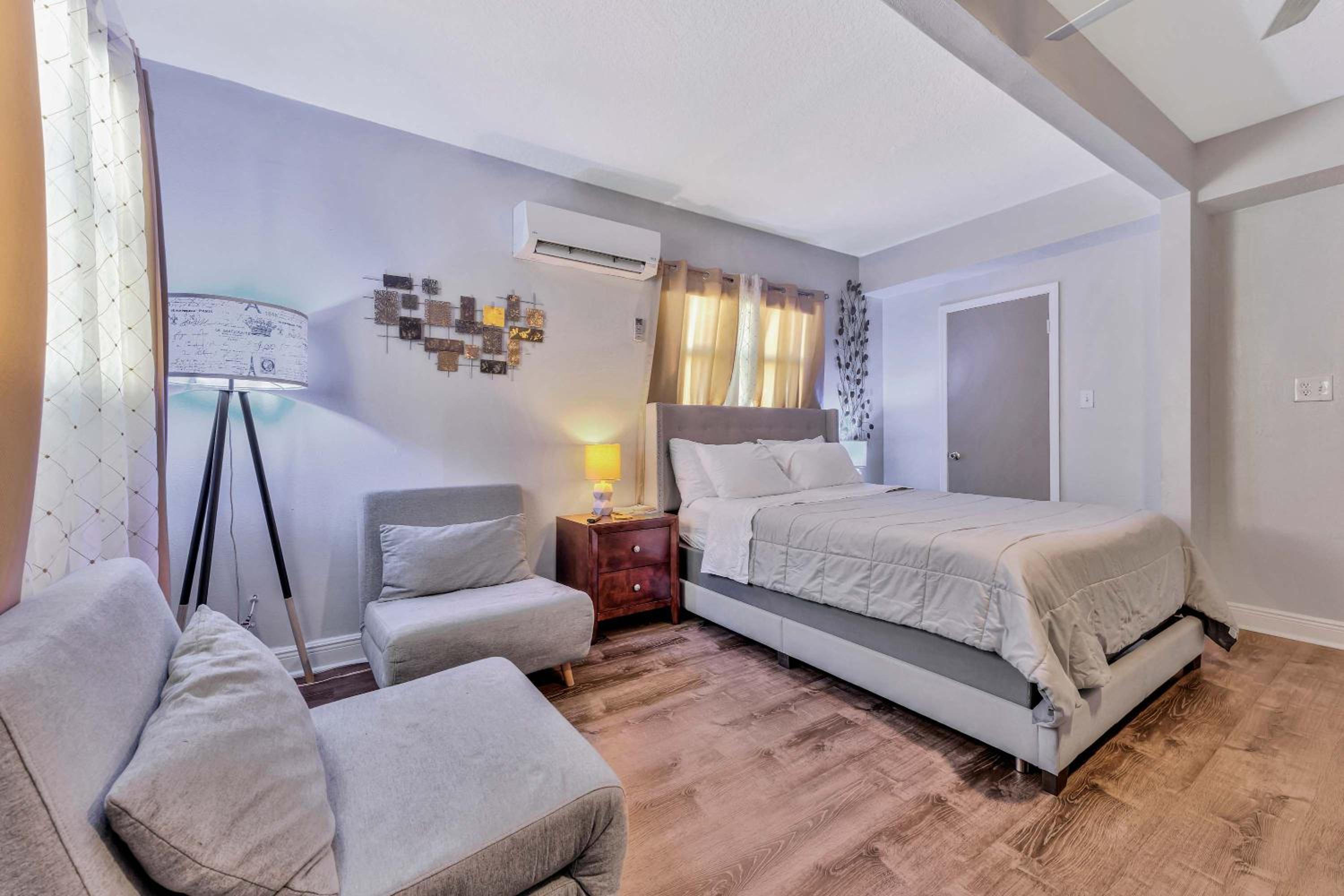 Sunny Tampa Home Near Downtown & Stadiums