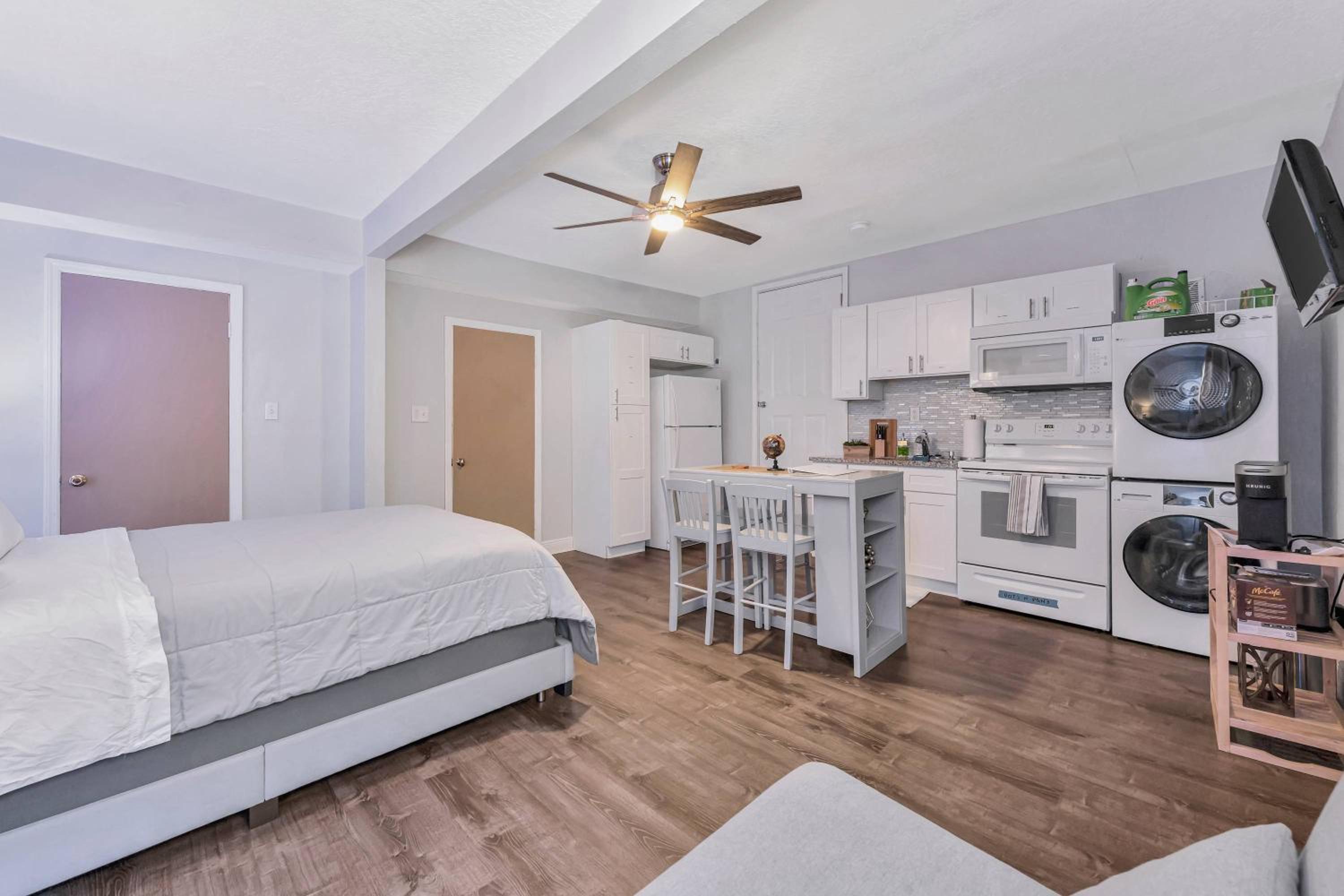 Sunny Tampa Home Near Downtown & Stadiums