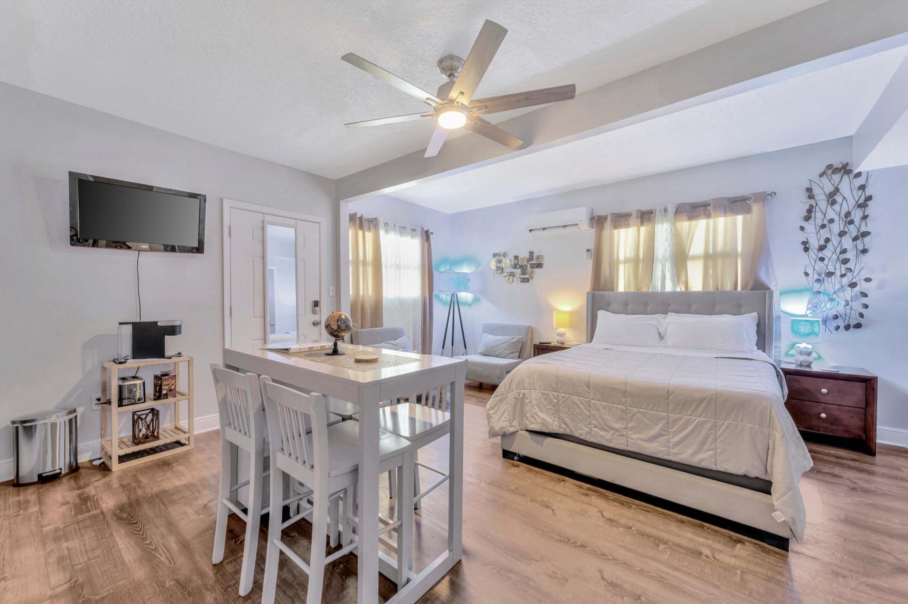 Sunny Tampa Home Near Downtown & Stadiums