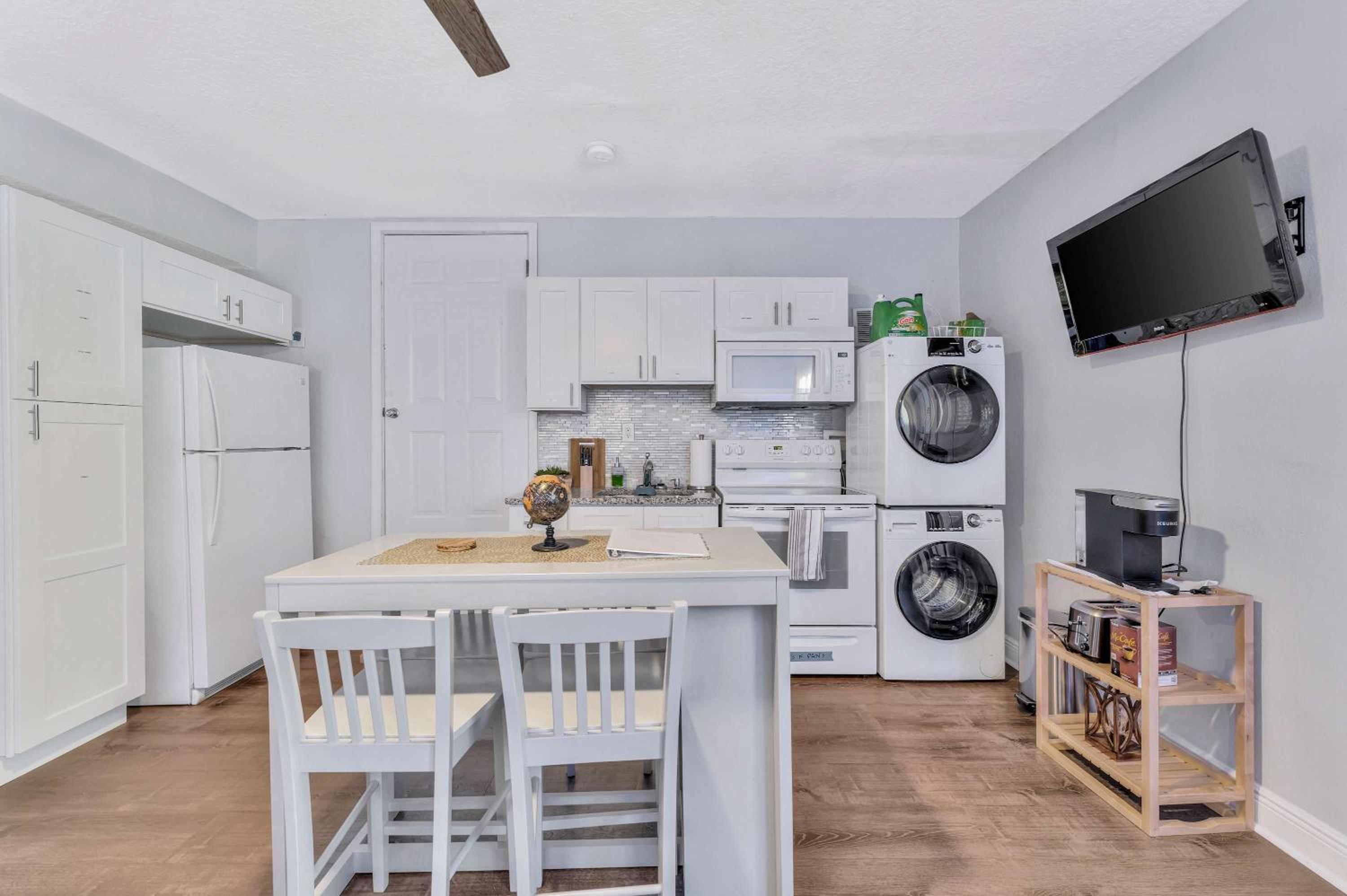 Sunny Tampa Home Near Downtown & Stadiums
