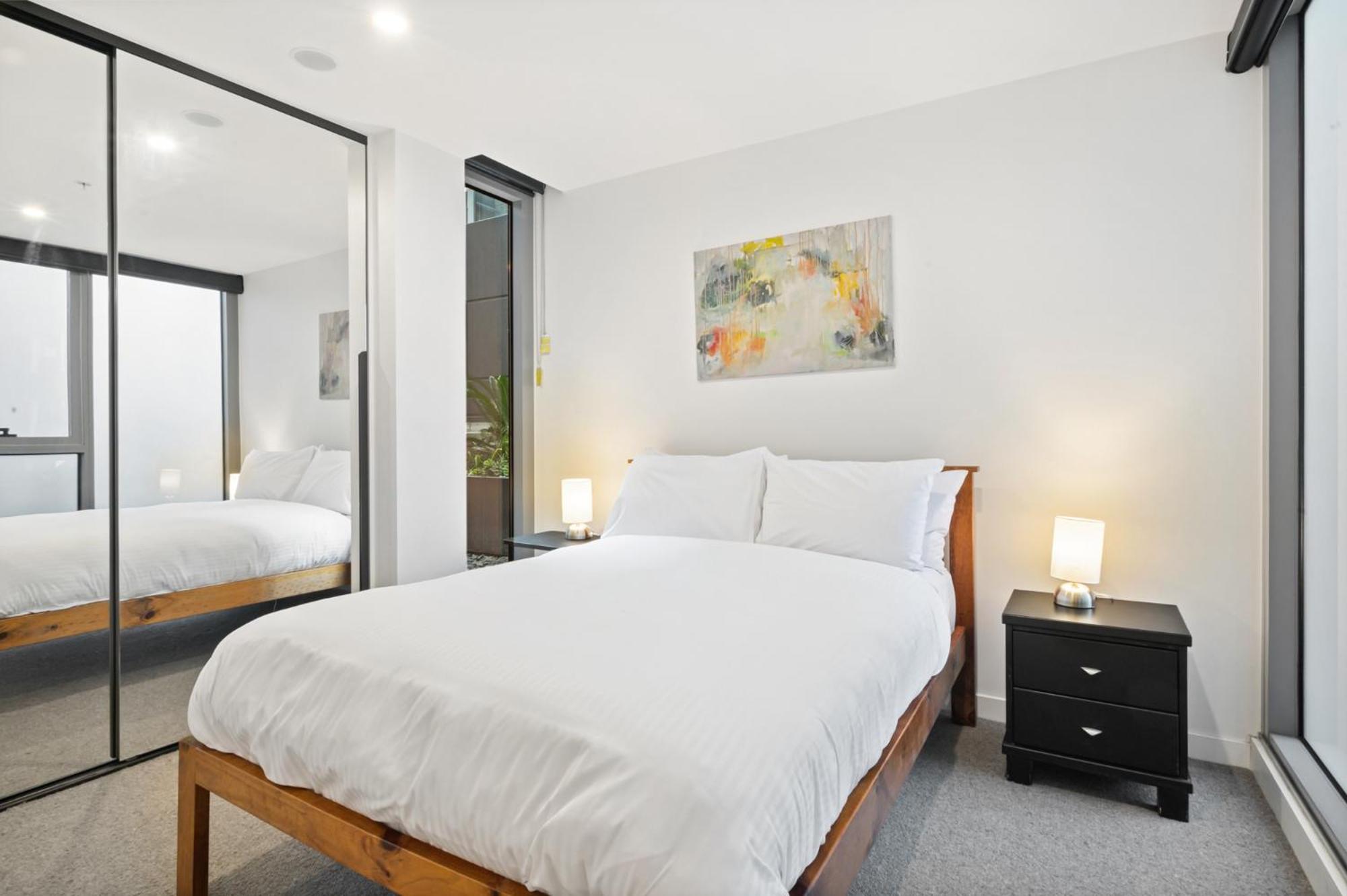 Bright 2-Bed Flat with Cityside Charm