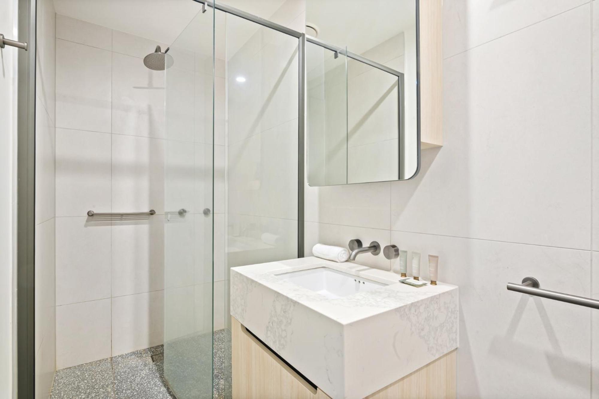 Bright 2-Bed Flat with Cityside Charm