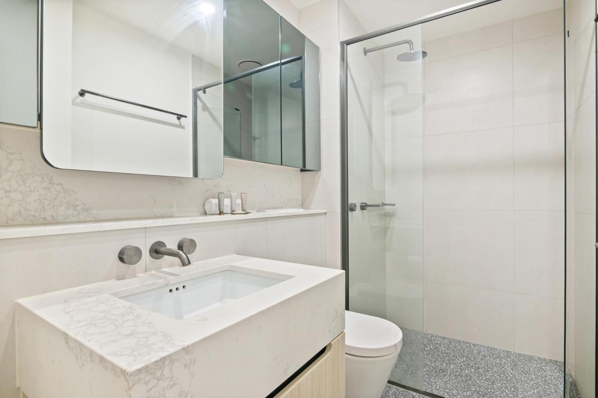 Bright 2-Bed Flat with Cityside Charm