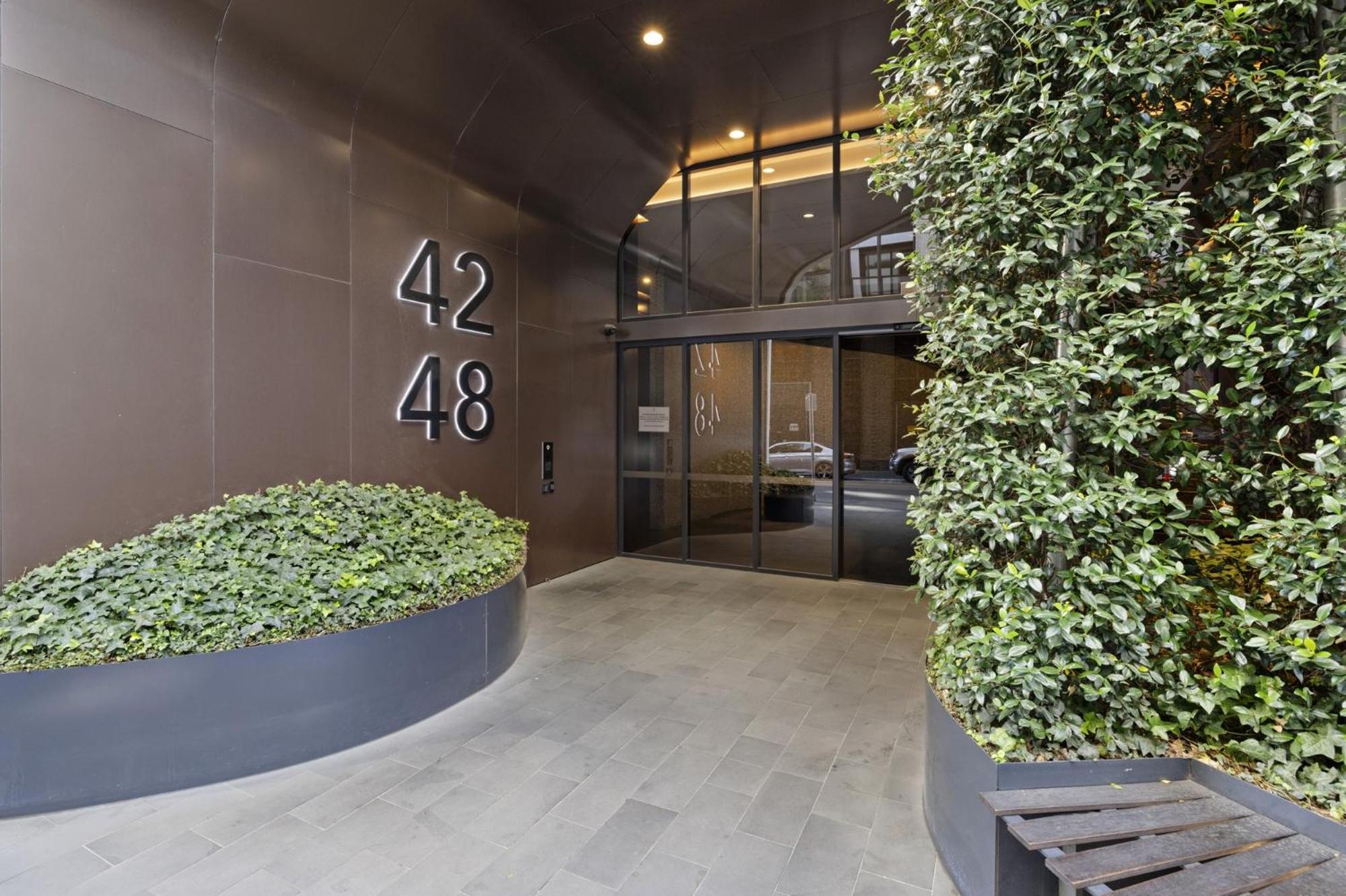 Bright 2-Bed Flat with Cityside Charm