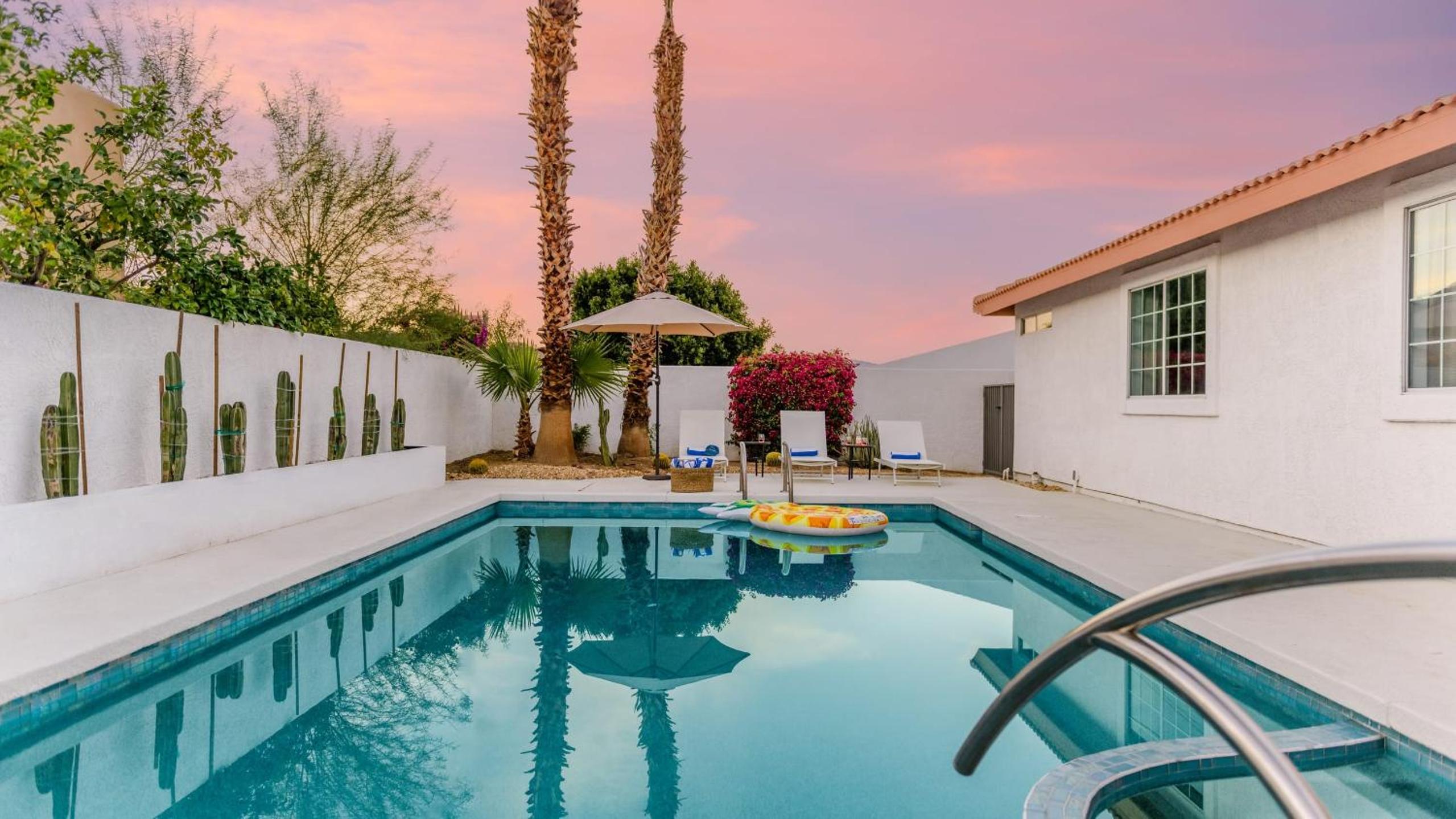 Casa Piña by AvantStay Vibrant Palm Springs Oasis w Colorful Stylish Design