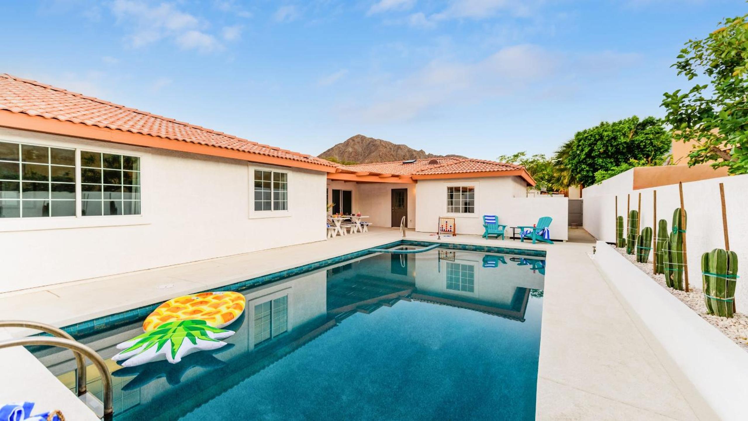 Casa Piña by AvantStay Vibrant Palm Springs Oasis w Colorful Stylish Design
