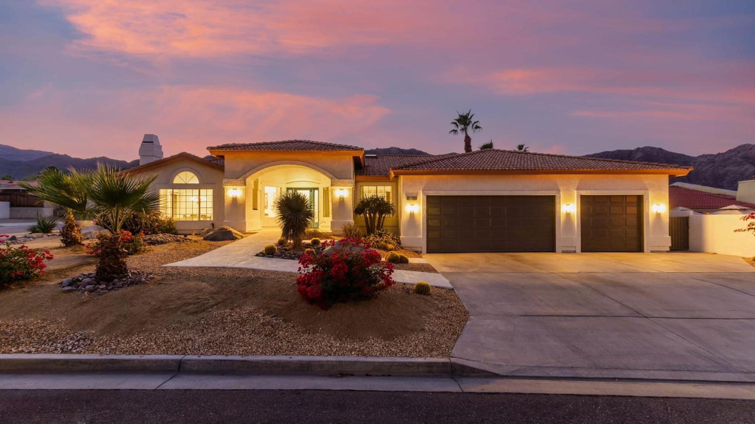 Casa Piña by AvantStay Vibrant Palm Springs Oasis w Colorful Stylish Design