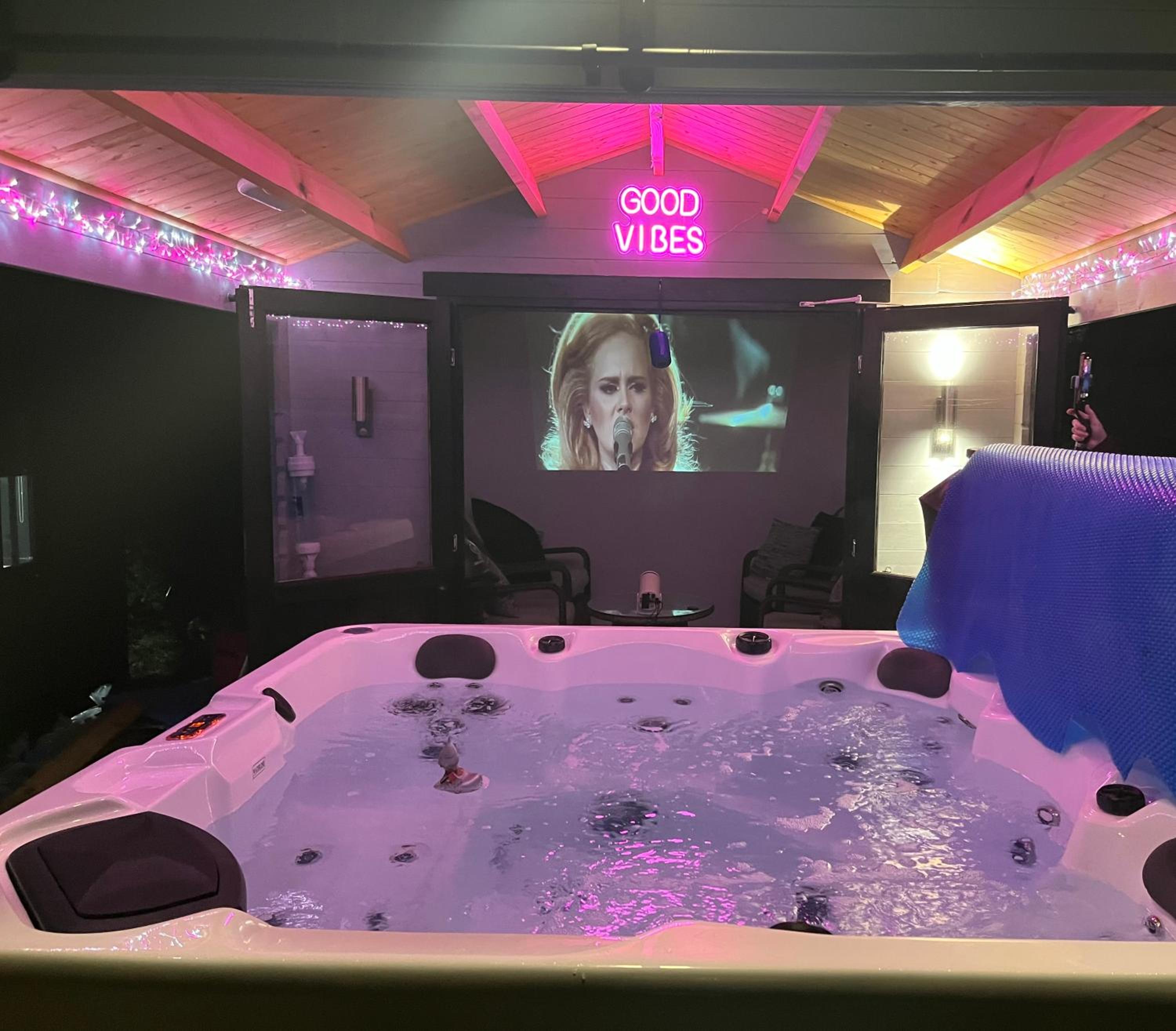 Sunset Retreat Cabin, Private Hot Tub with Mini Cinema Projector & Garden views