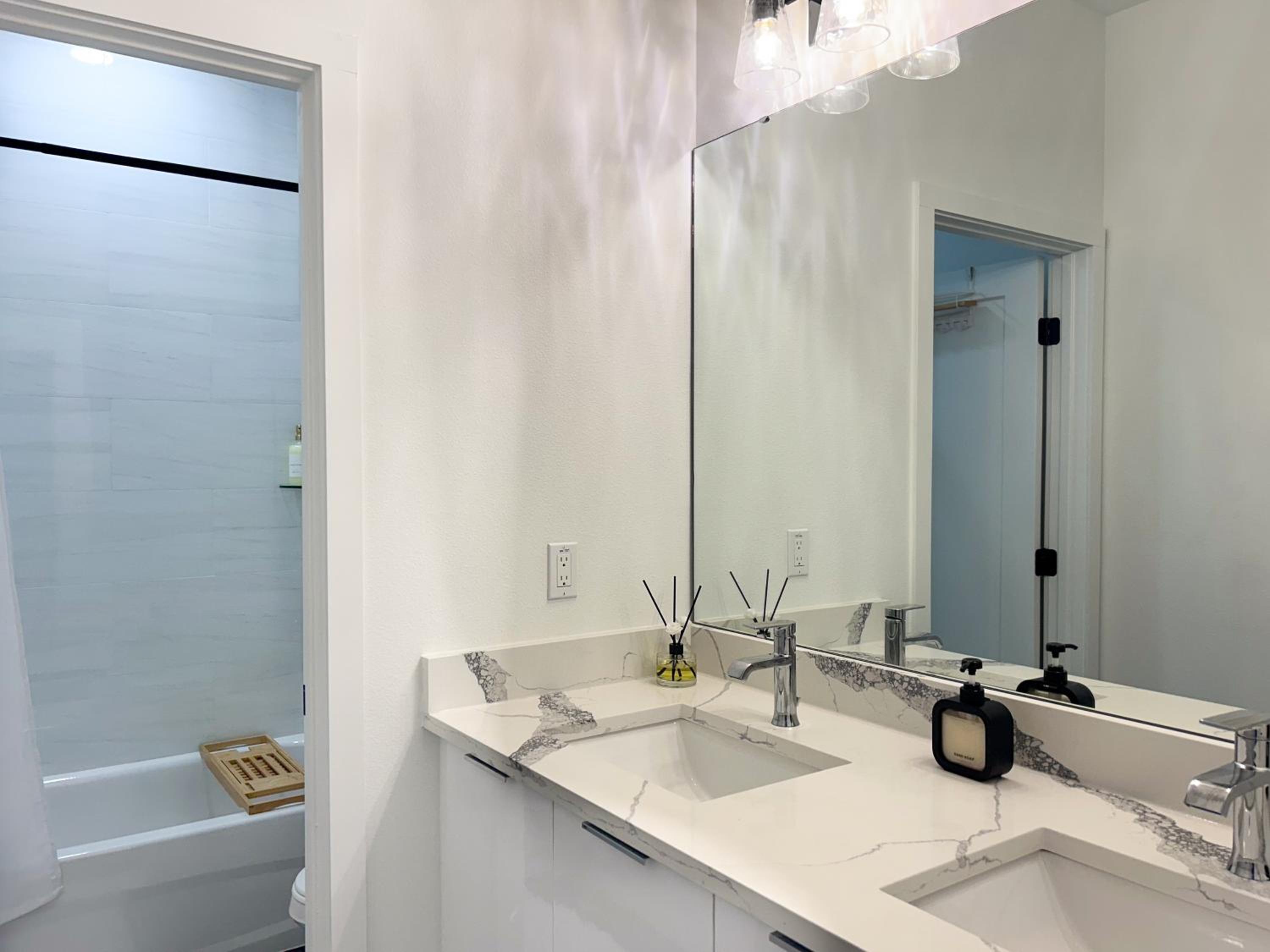NEW! Columbus Cove - Gorgeous, Florida Themed Home In Heart of Tampa