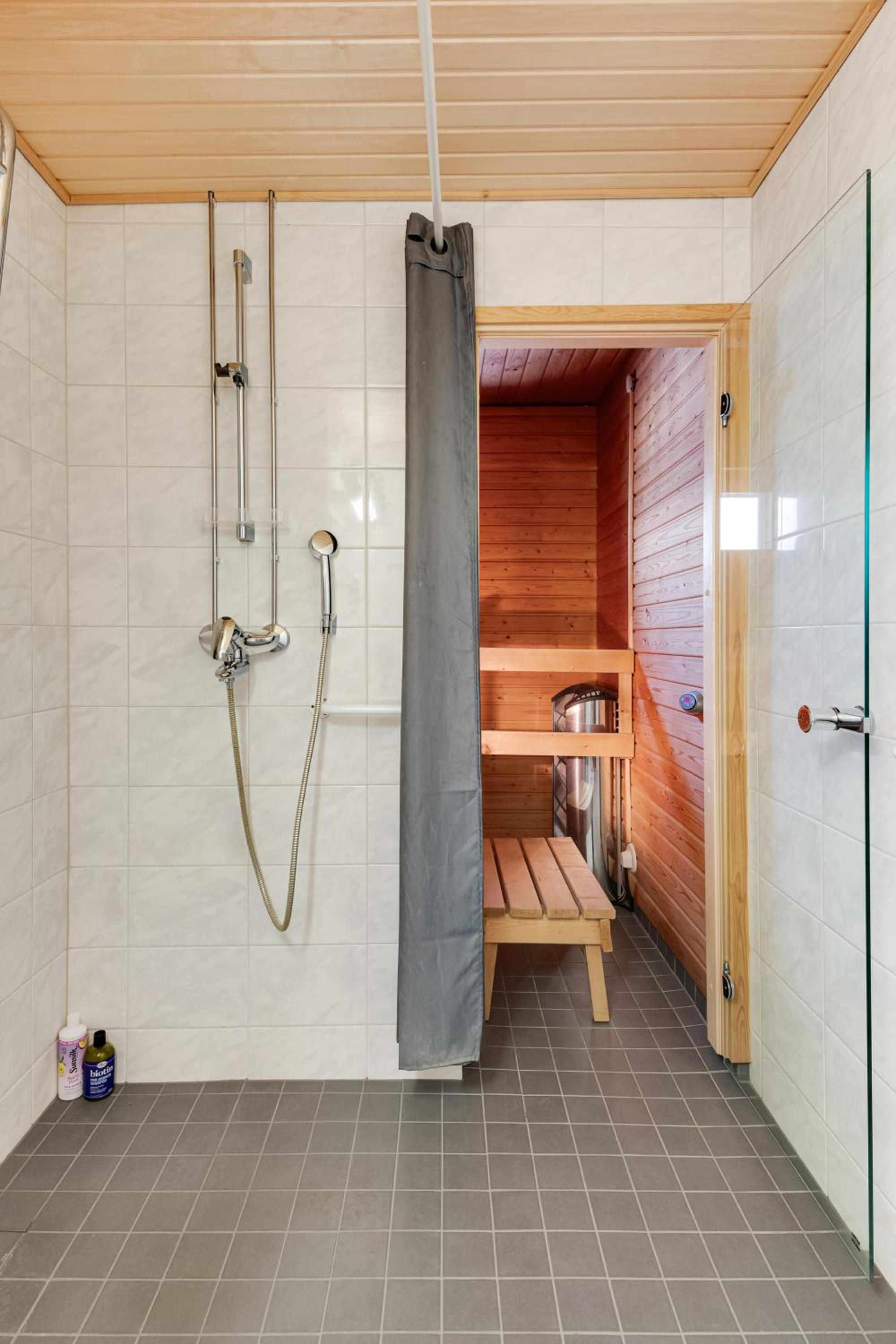 Central Luxury Stay w Vintage Charm & Sauna