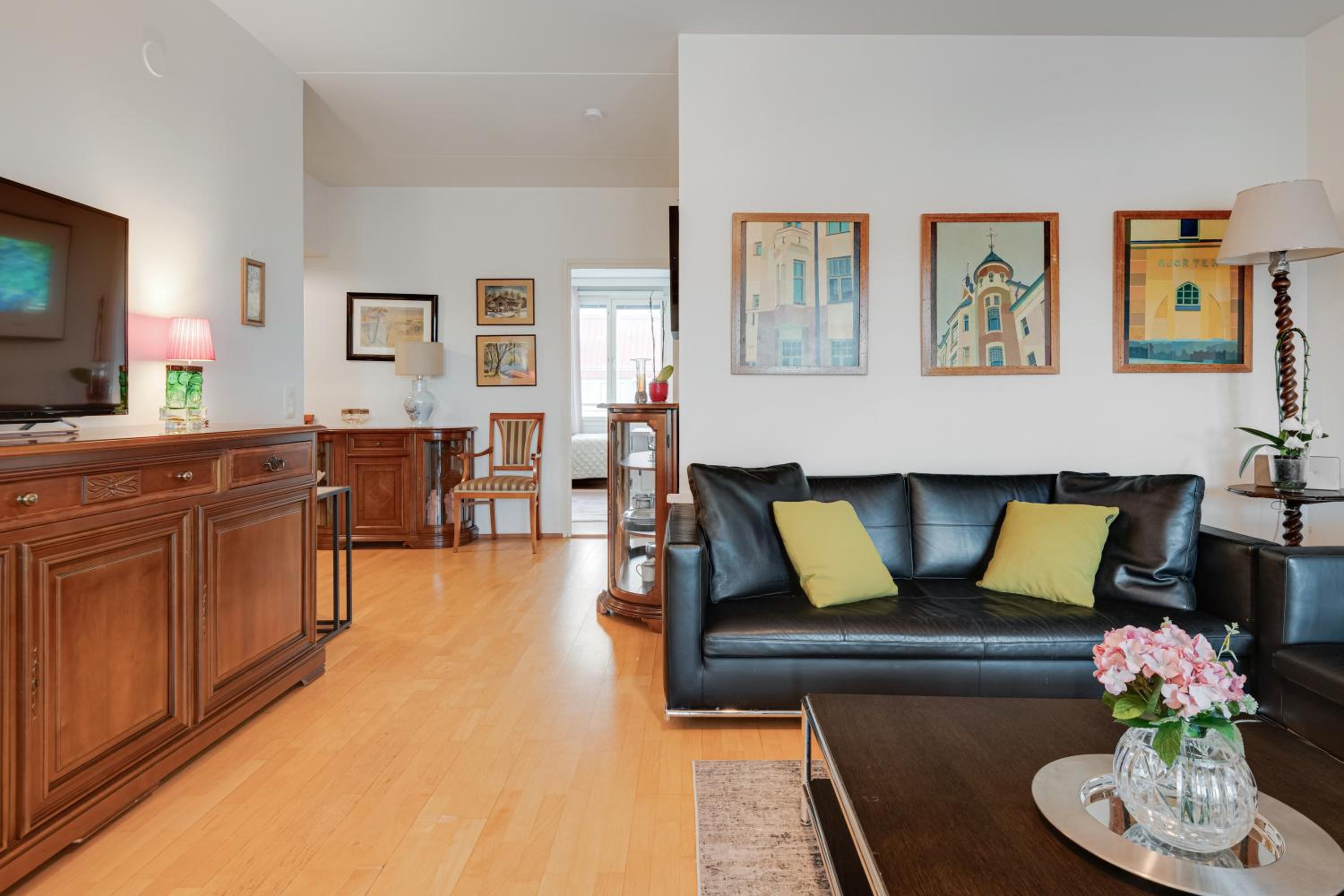 Central Luxury Stay w Vintage Charm & Sauna