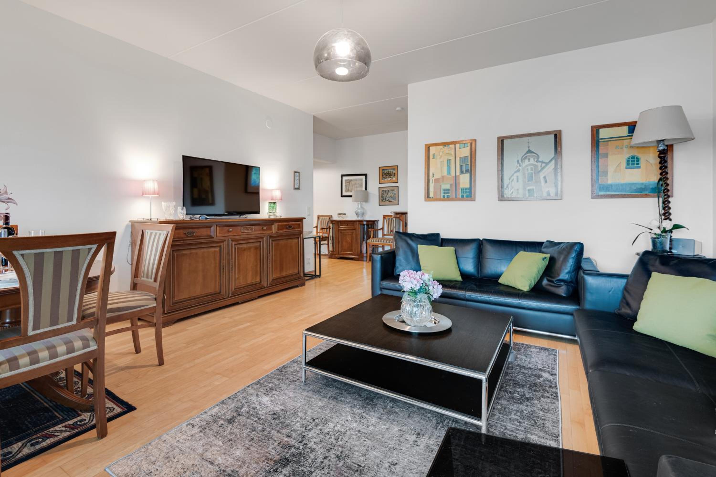 Central Luxury Stay w Vintage Charm & Sauna