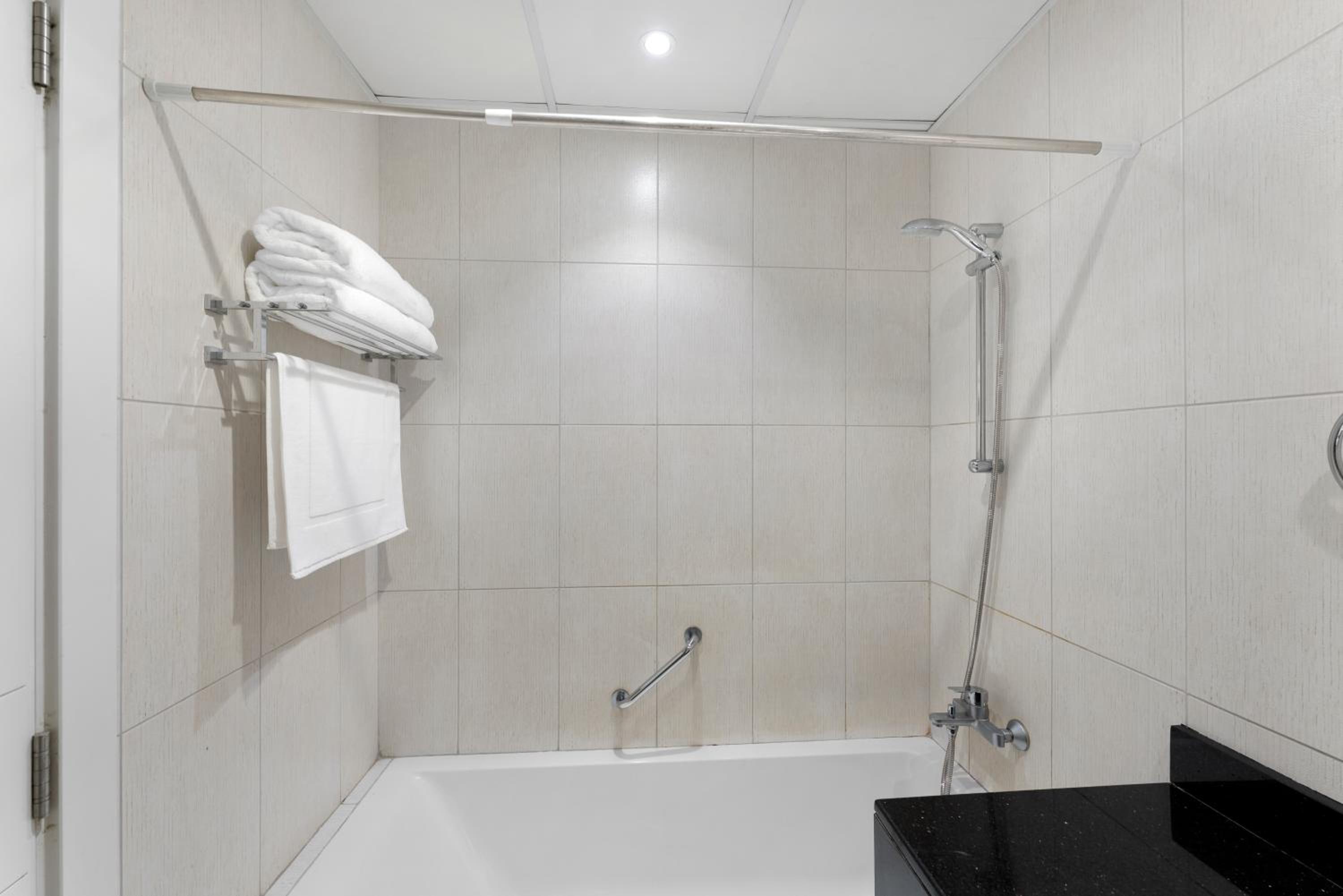 High-Floor Studio Ghalia JVC with an Amazing View