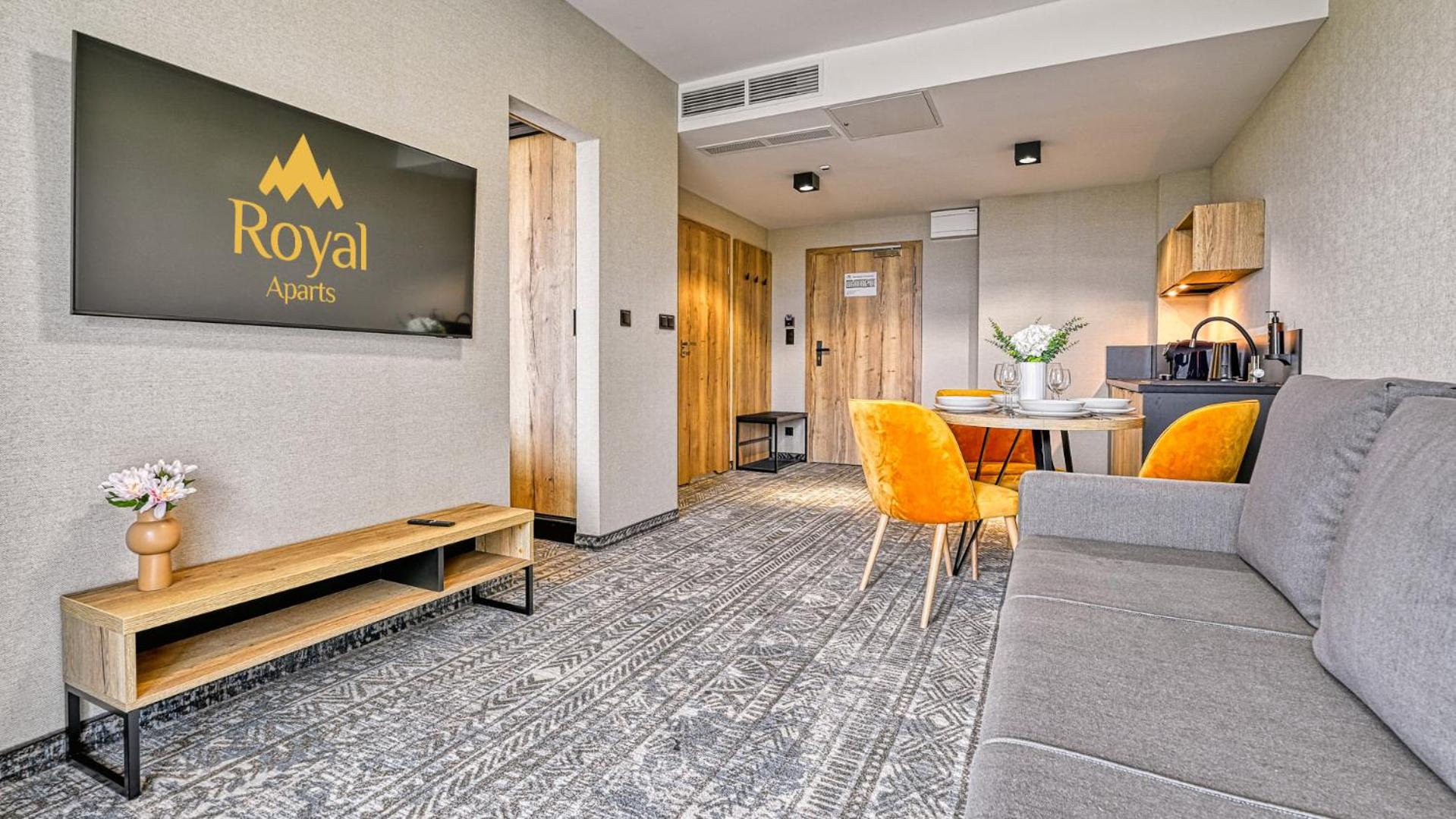 Złoty Horyzont VIP - główny budynek - z basenem, siłownią, grotą solną, bawialnią i restauracją by Royal Aparts