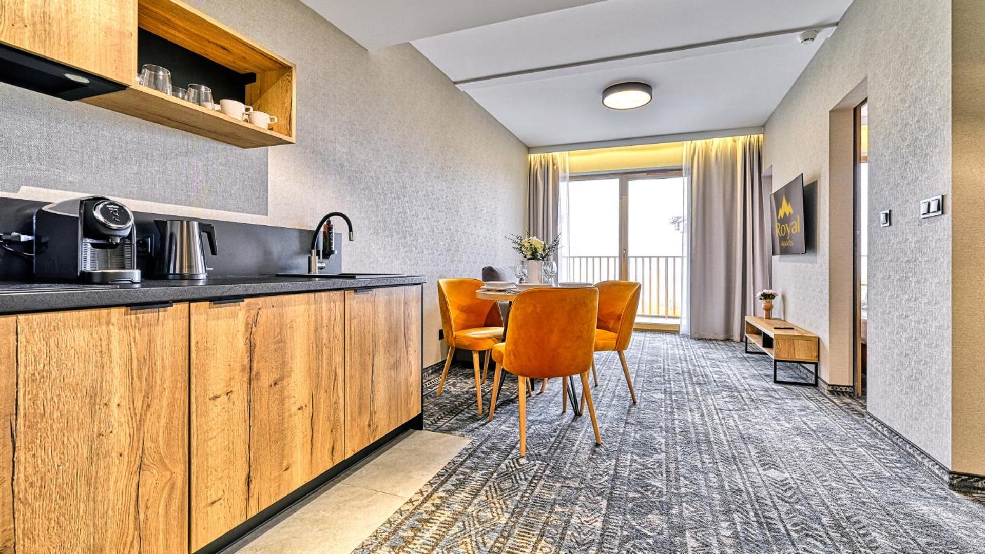 Złoty Horyzont VIP - główny budynek - z basenem, siłownią, grotą solną, bawialnią i restauracją by Royal Aparts
