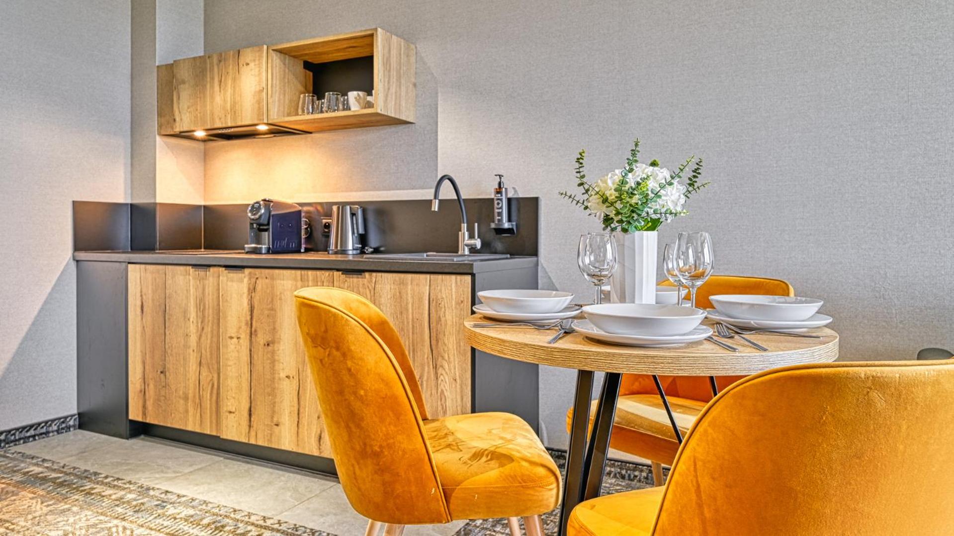 Złoty Horyzont VIP - główny budynek - z basenem, siłownią, grotą solną, bawialnią i restauracją by Royal Aparts