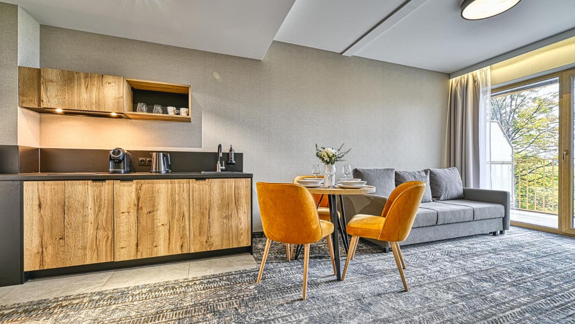 Złoty Horyzont VIP - główny budynek - z basenem, siłownią, grotą solną, bawialnią i restauracją by Royal Aparts