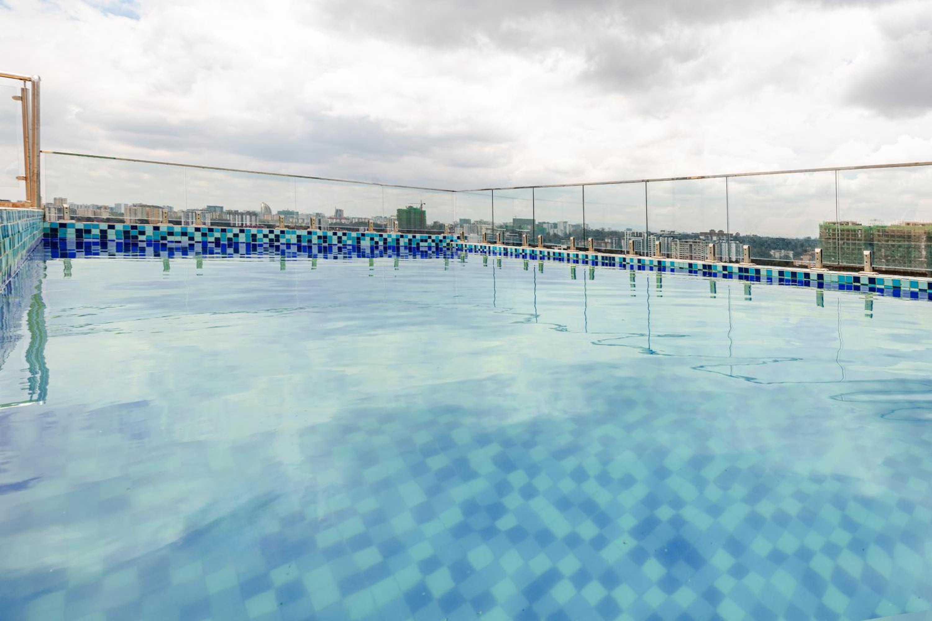 Modern 1 Bedroom in Westlands, AC, Pool, Gym & PS4