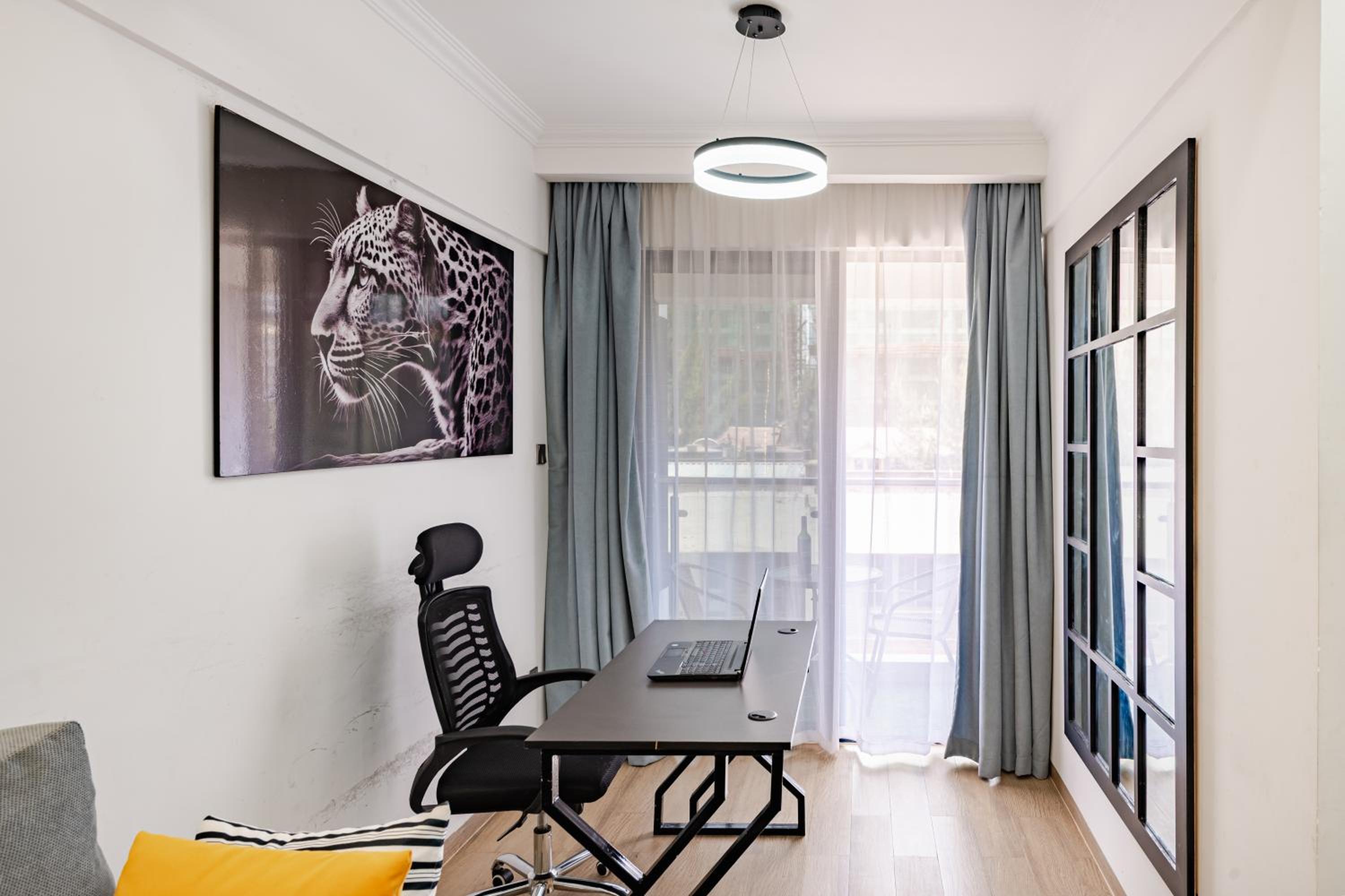 Modern 1 Bedroom in Westlands, AC, Pool, Gym & PS4