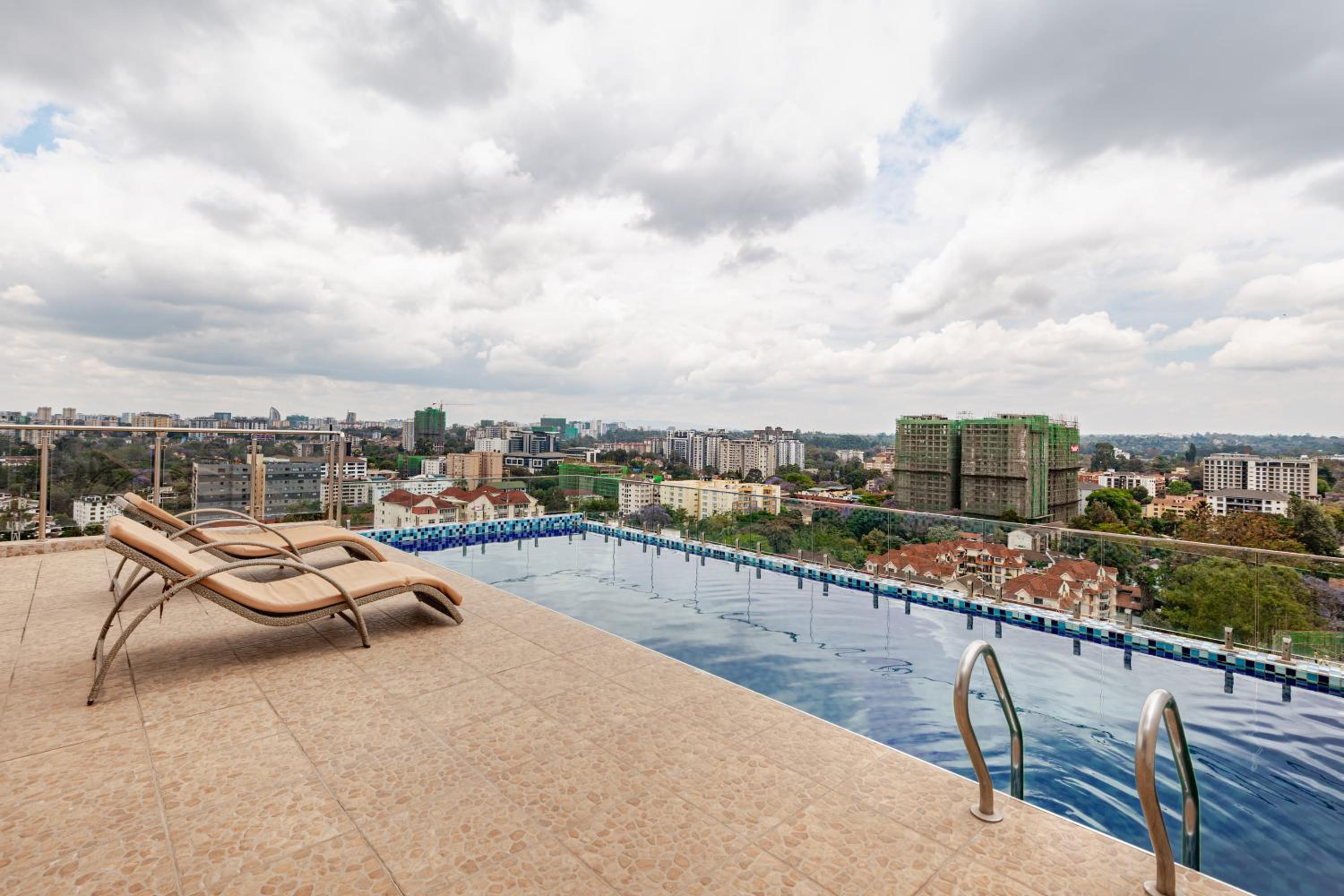 Modern 1 Bedroom in Westlands, AC, Pool, Gym & PS4