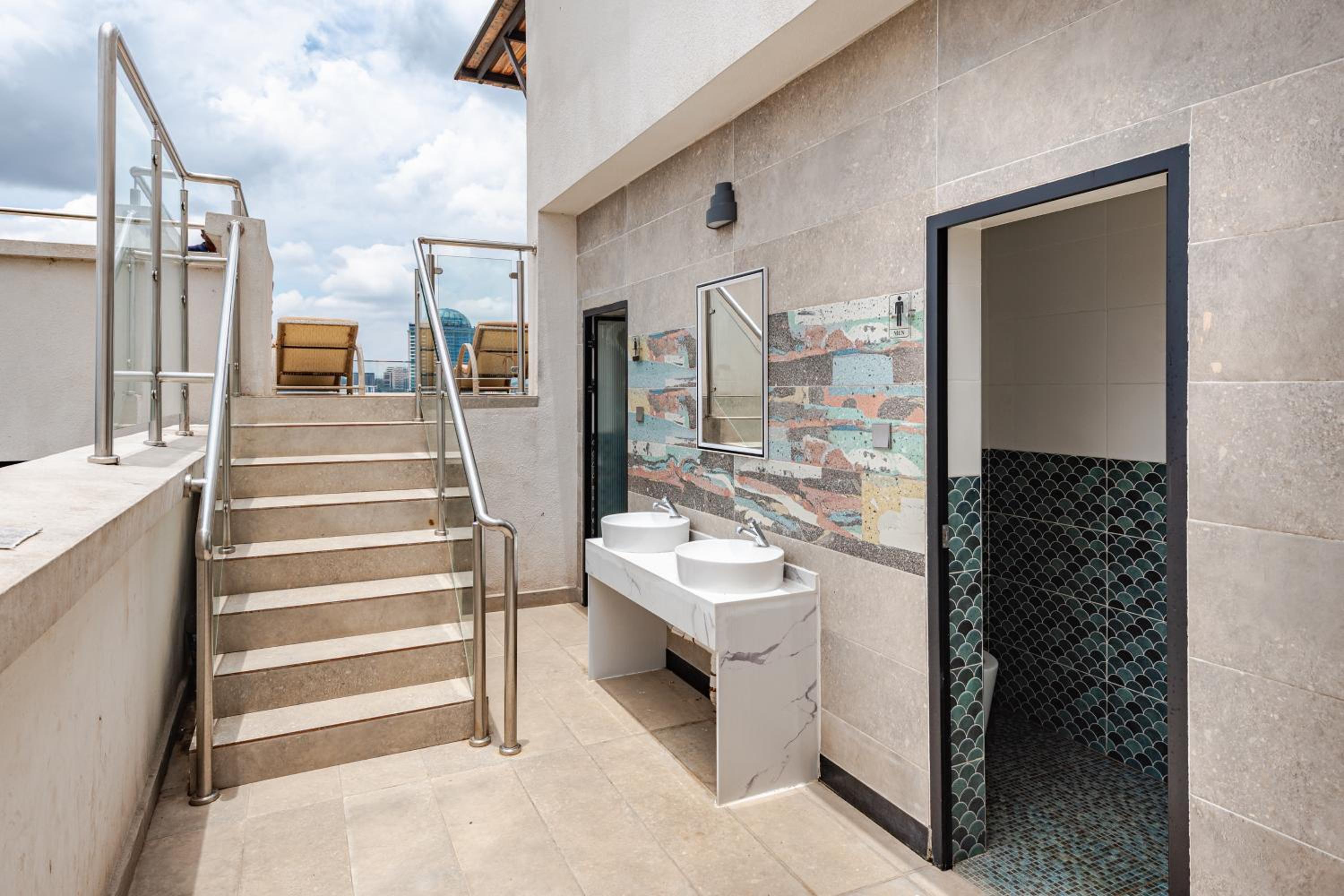 Modern 1 Bedroom in Westlands, AC, Pool, Gym & PS4
