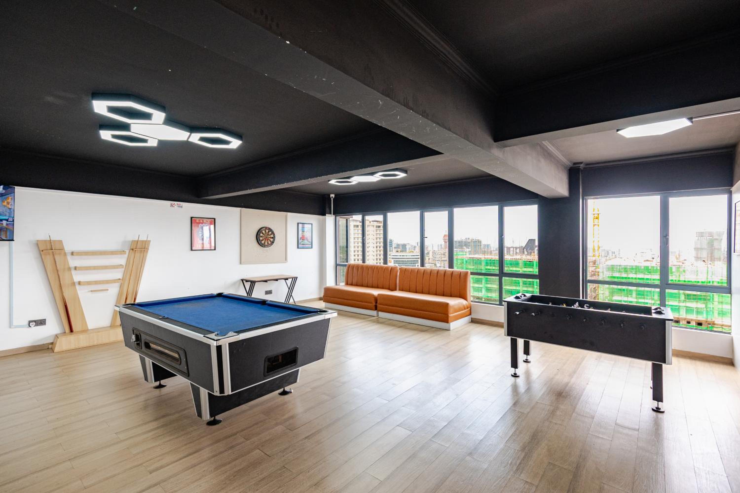 Modern 1 Bedroom in Westlands, AC, Pool, Gym & PS4