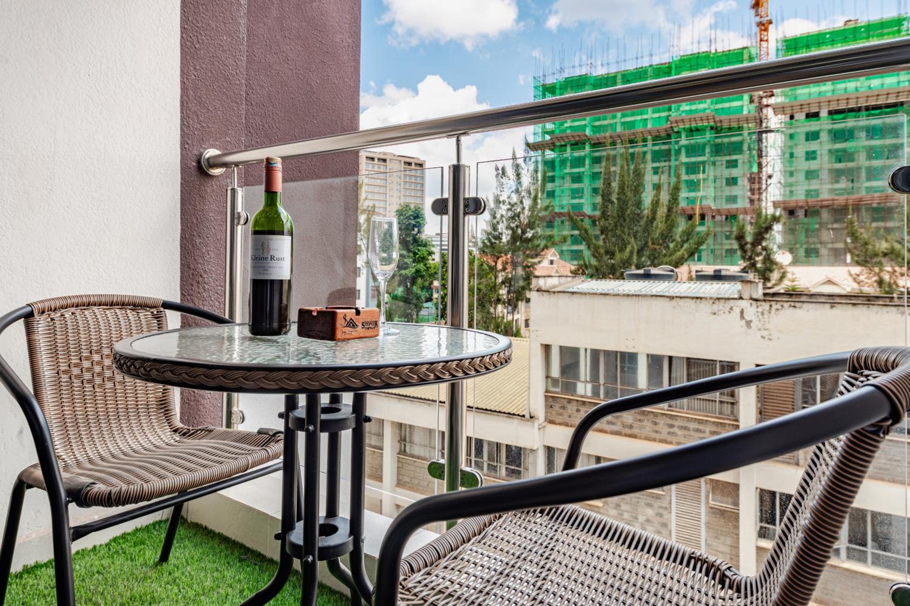 Modern 1 Bedroom in Westlands, AC, Pool, Gym & PS4