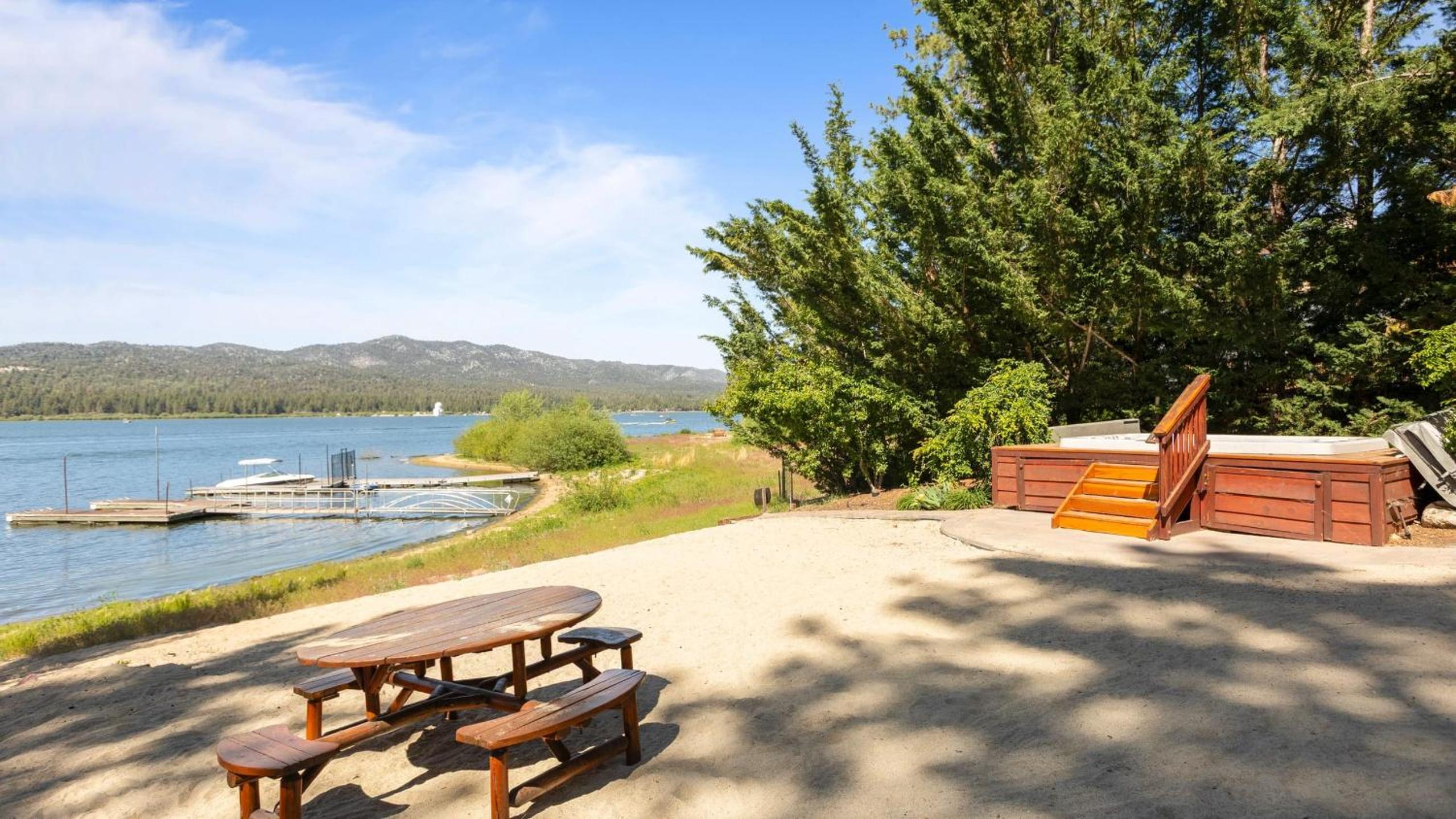 2 Lakefront Homes by AvantStay Sleeps 23 Private DockBeach Hot Tub Fire Pit Deck Views