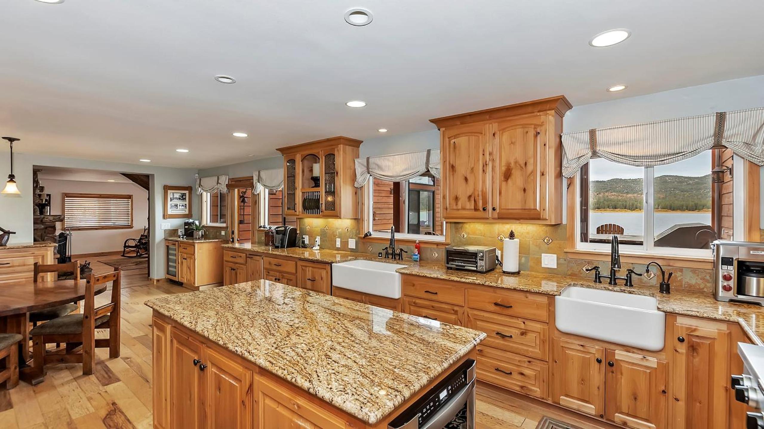 2 Lakefront Homes by AvantStay Sleeps 23 Private DockBeach Hot Tub Fire Pit Deck Views