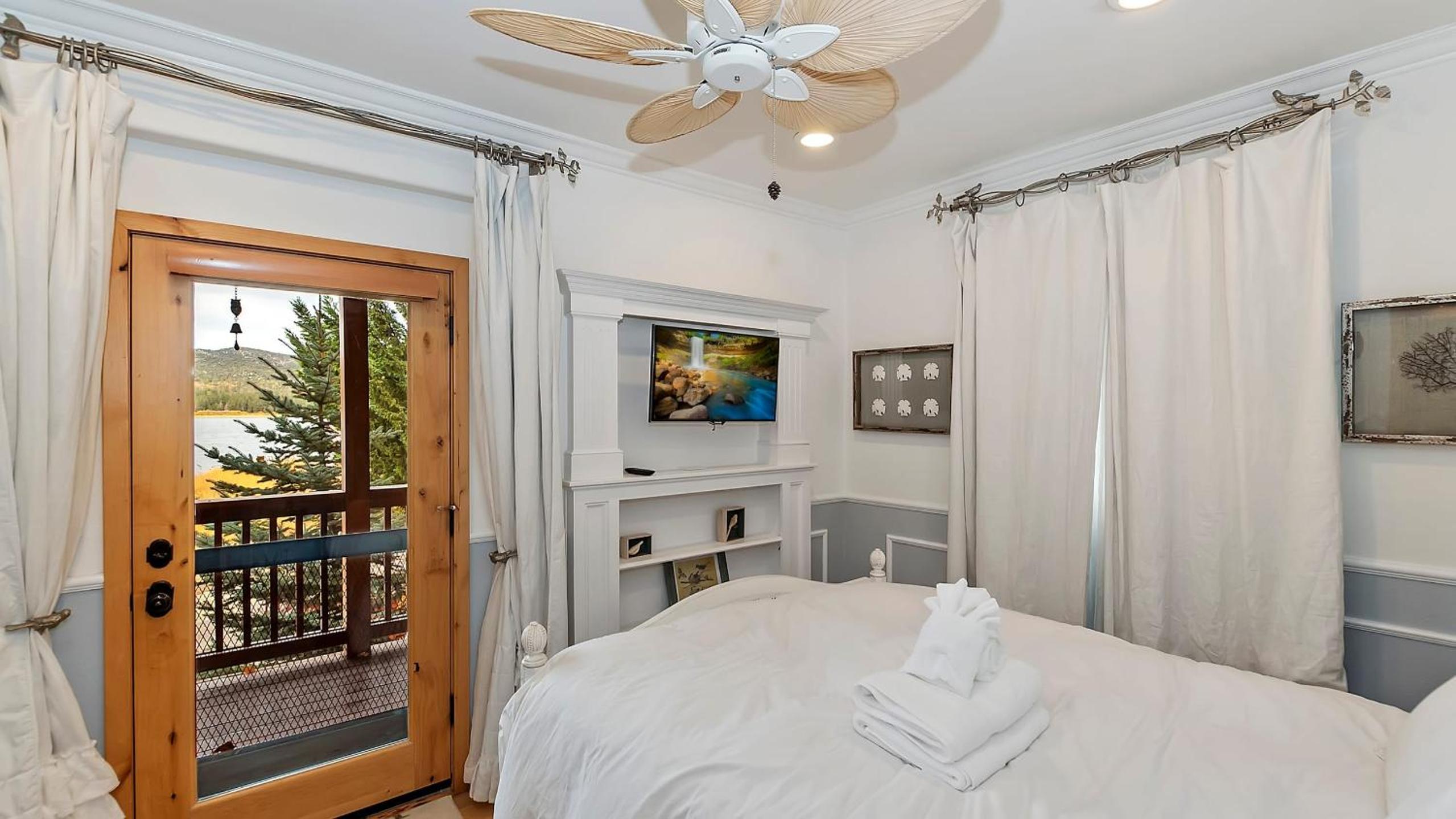 2 Lakefront Homes by AvantStay Sleeps 23 Private DockBeach Hot Tub Fire Pit Deck Views