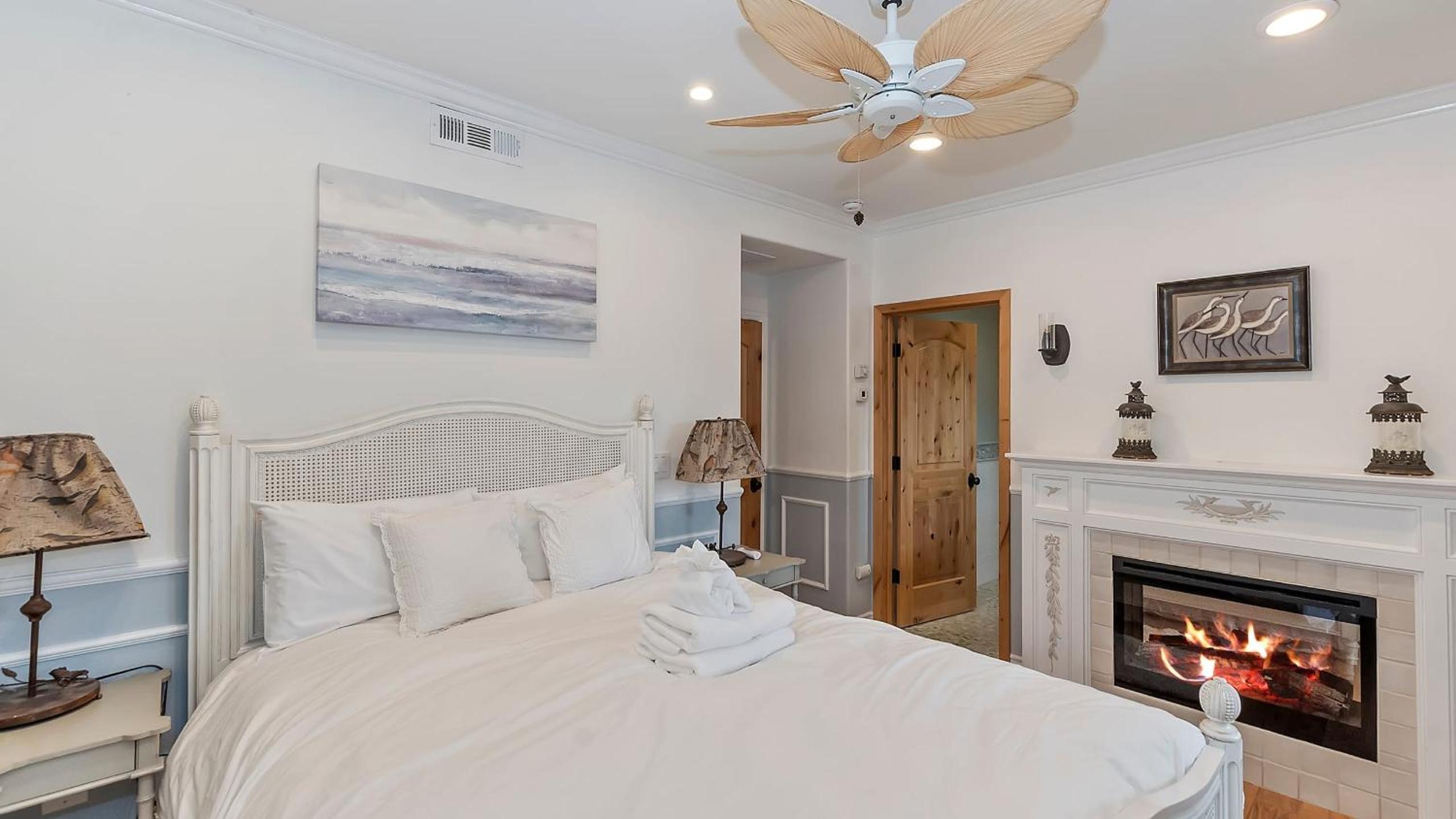 2 Lakefront Homes by AvantStay Sleeps 23 Private DockBeach Hot Tub Fire Pit Deck Views