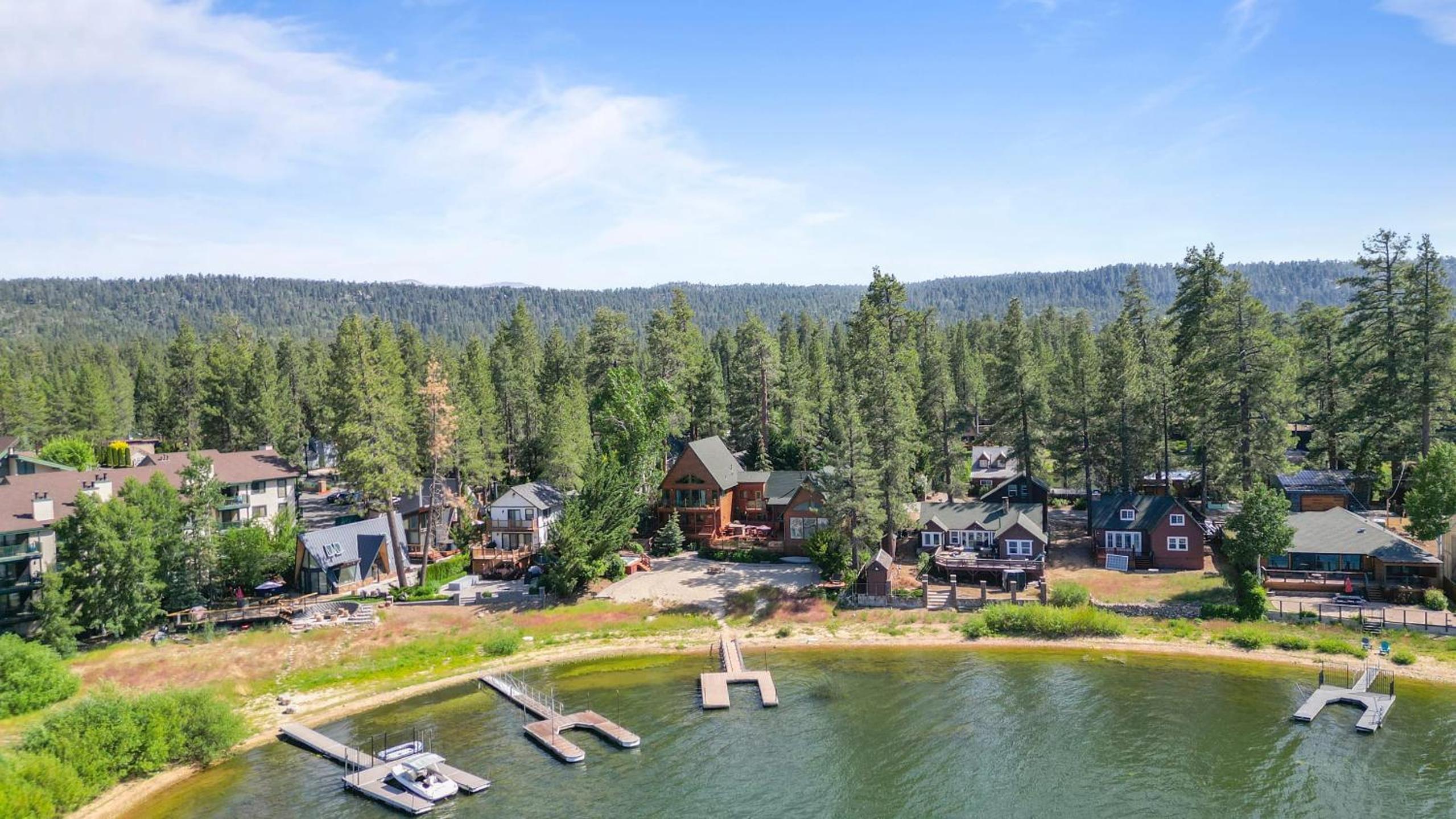 2 Lakefront Homes by AvantStay Sleeps 23 Private DockBeach Hot Tub Fire Pit Deck Views