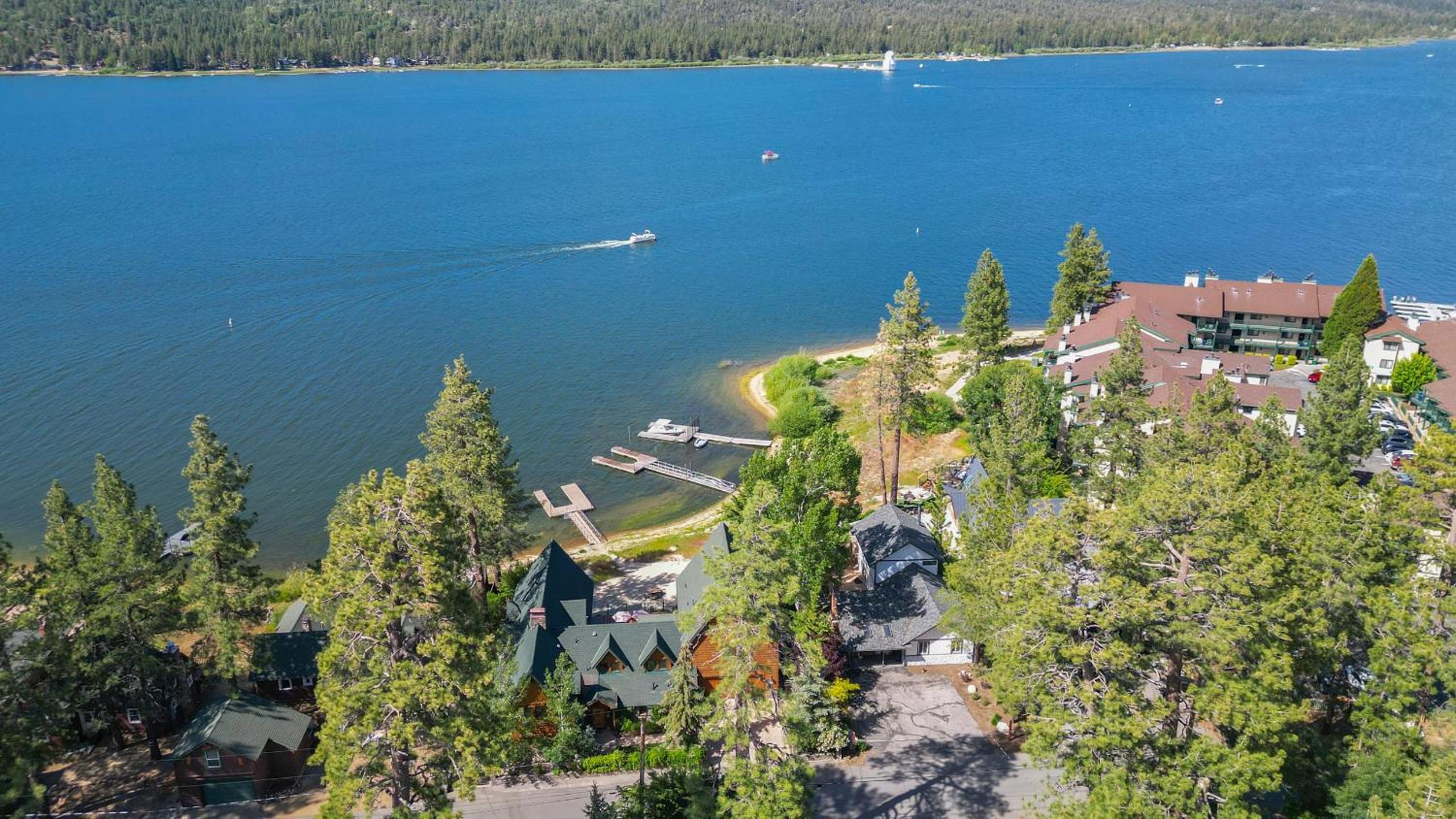 2 Lakefront Homes by AvantStay Sleeps 23 Private DockBeach Hot Tub Fire Pit Deck Views