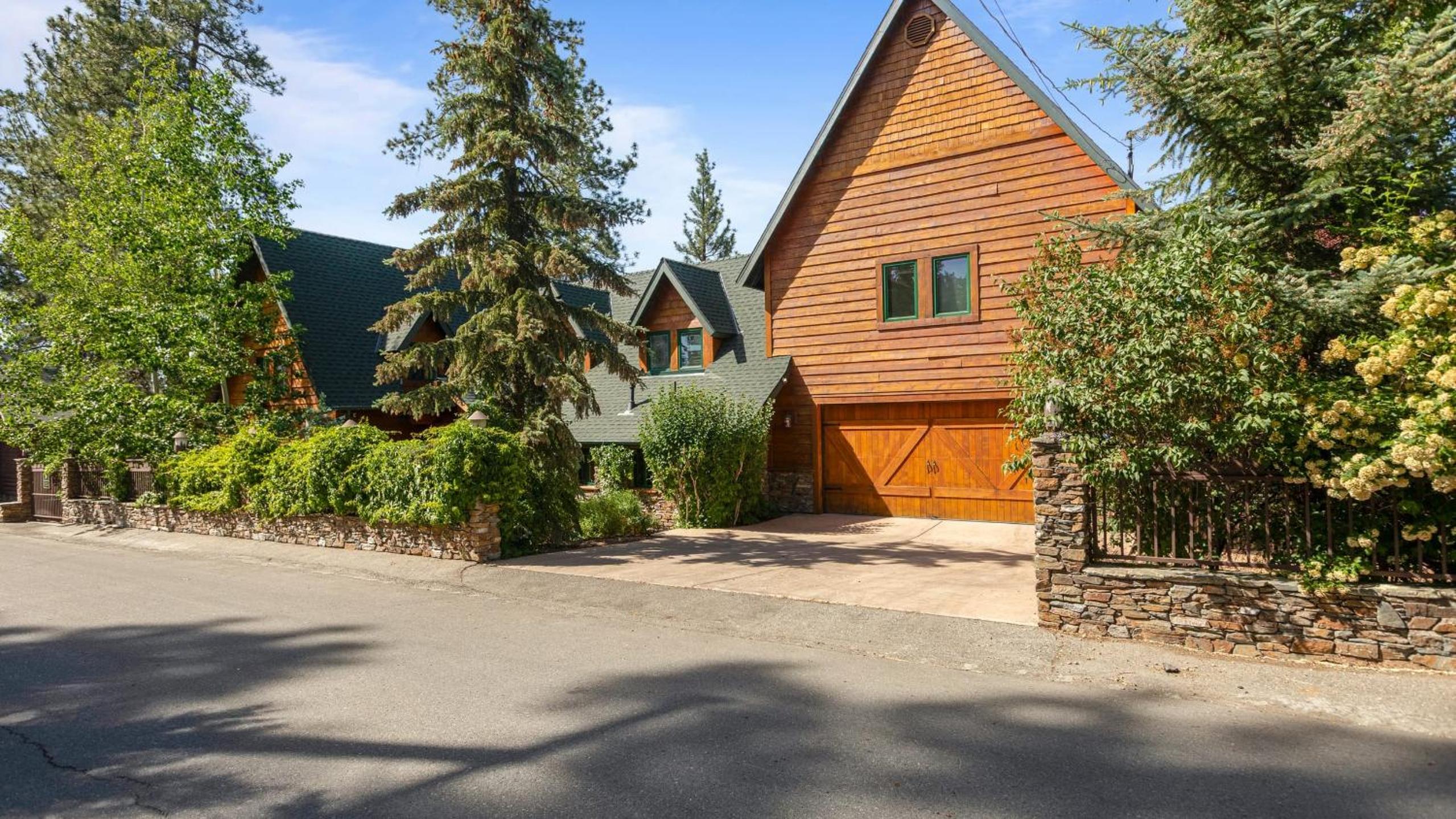 2 Lakefront Homes by AvantStay Sleeps 23 Private DockBeach Hot Tub Fire Pit Deck Views
