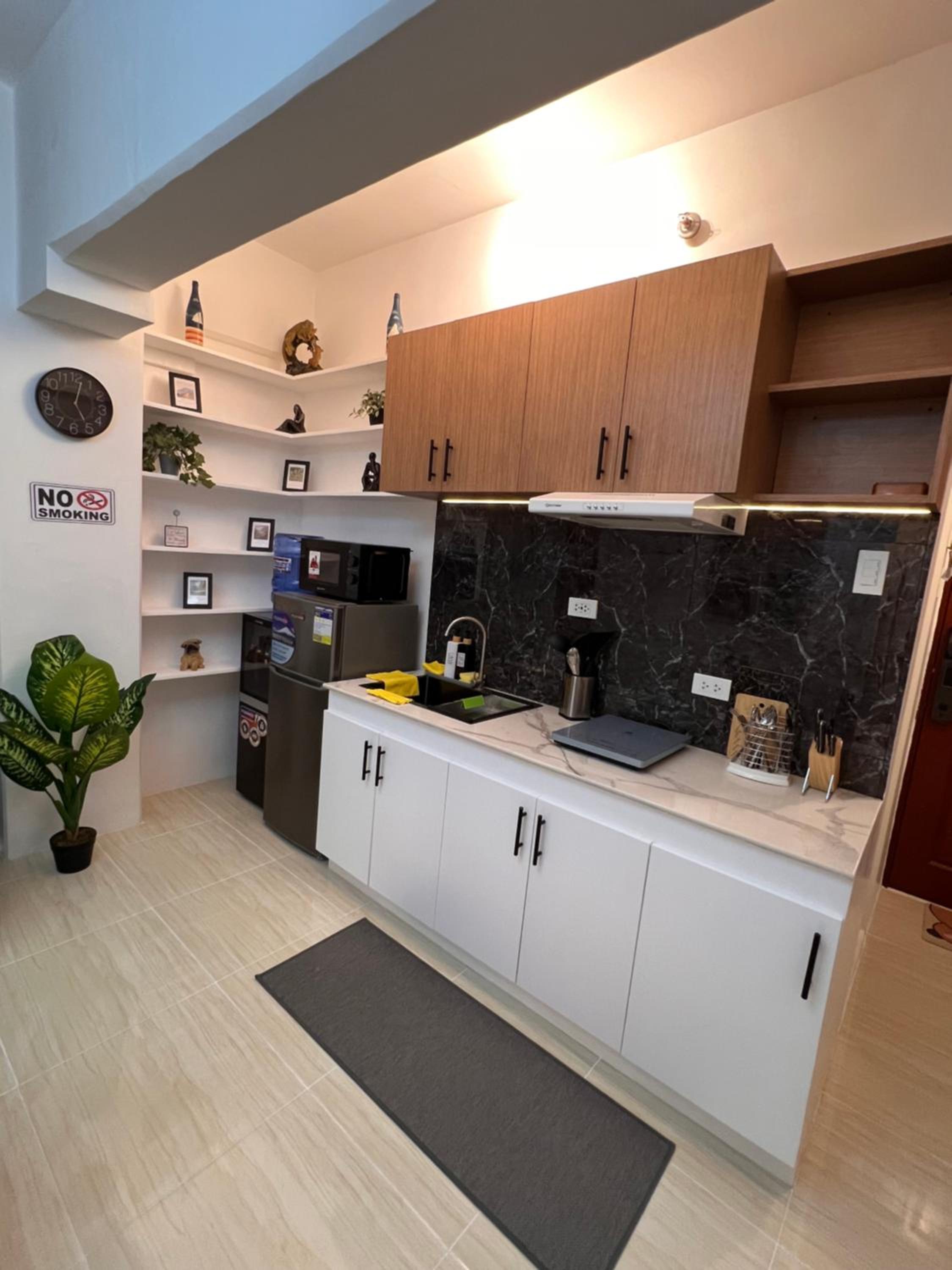 Seven-Eleven Inn 1BR Condo - Royal Oceancrest Mactan