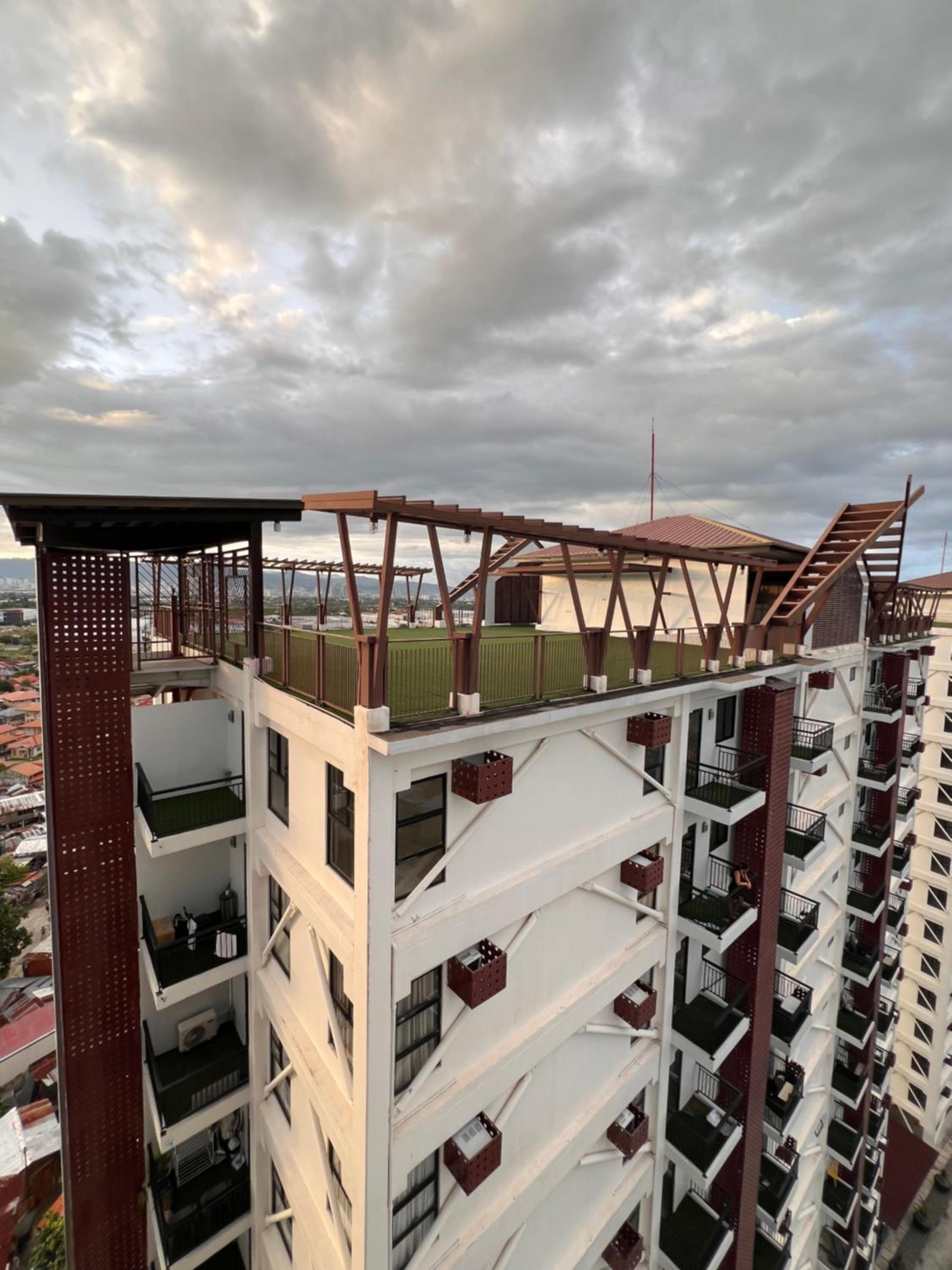 Seven-Eleven Inn 1BR Condo - Royal Oceancrest Mactan