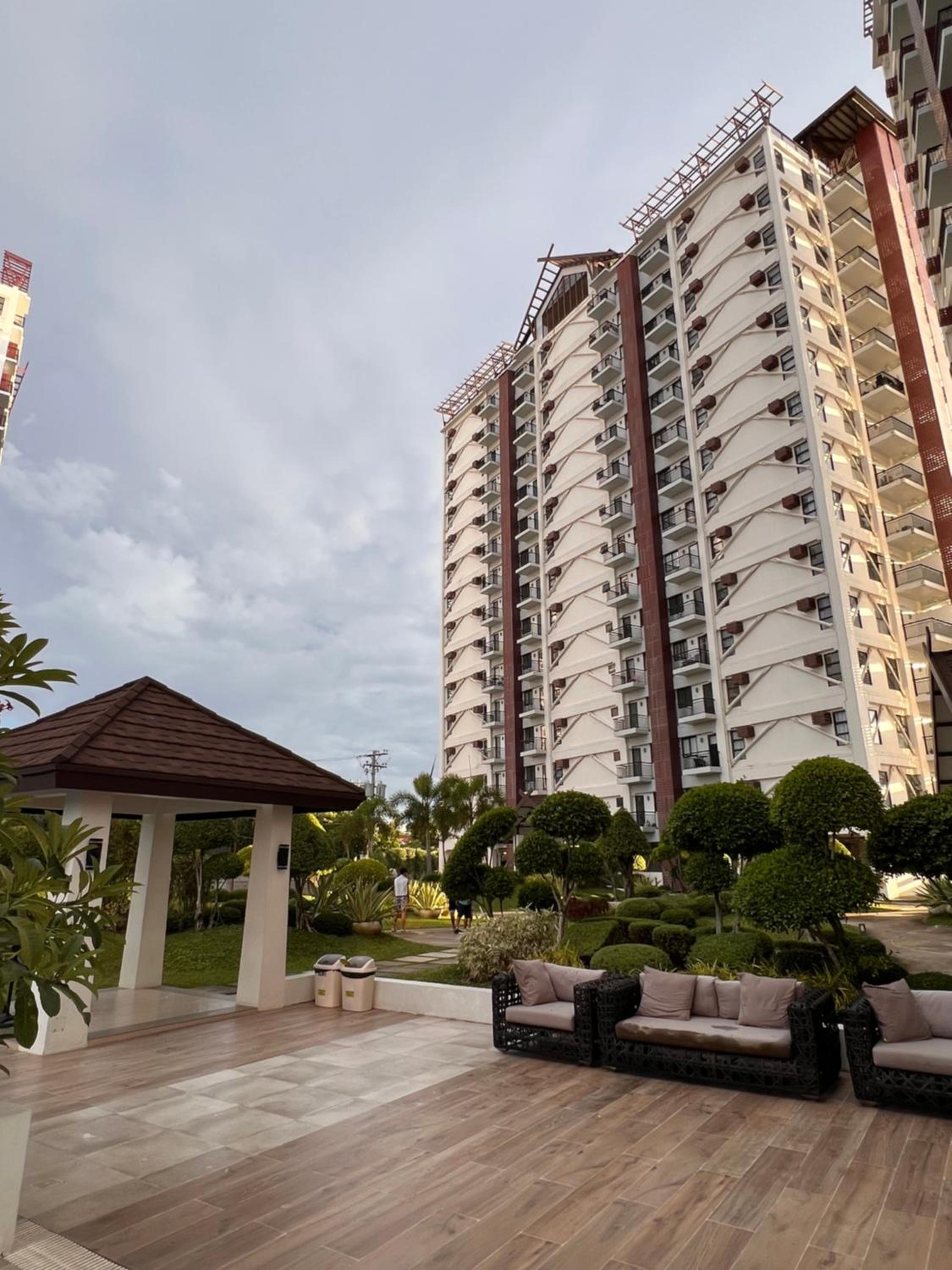 Seven-Eleven Inn 1BR Condo - Royal Oceancrest Mactan