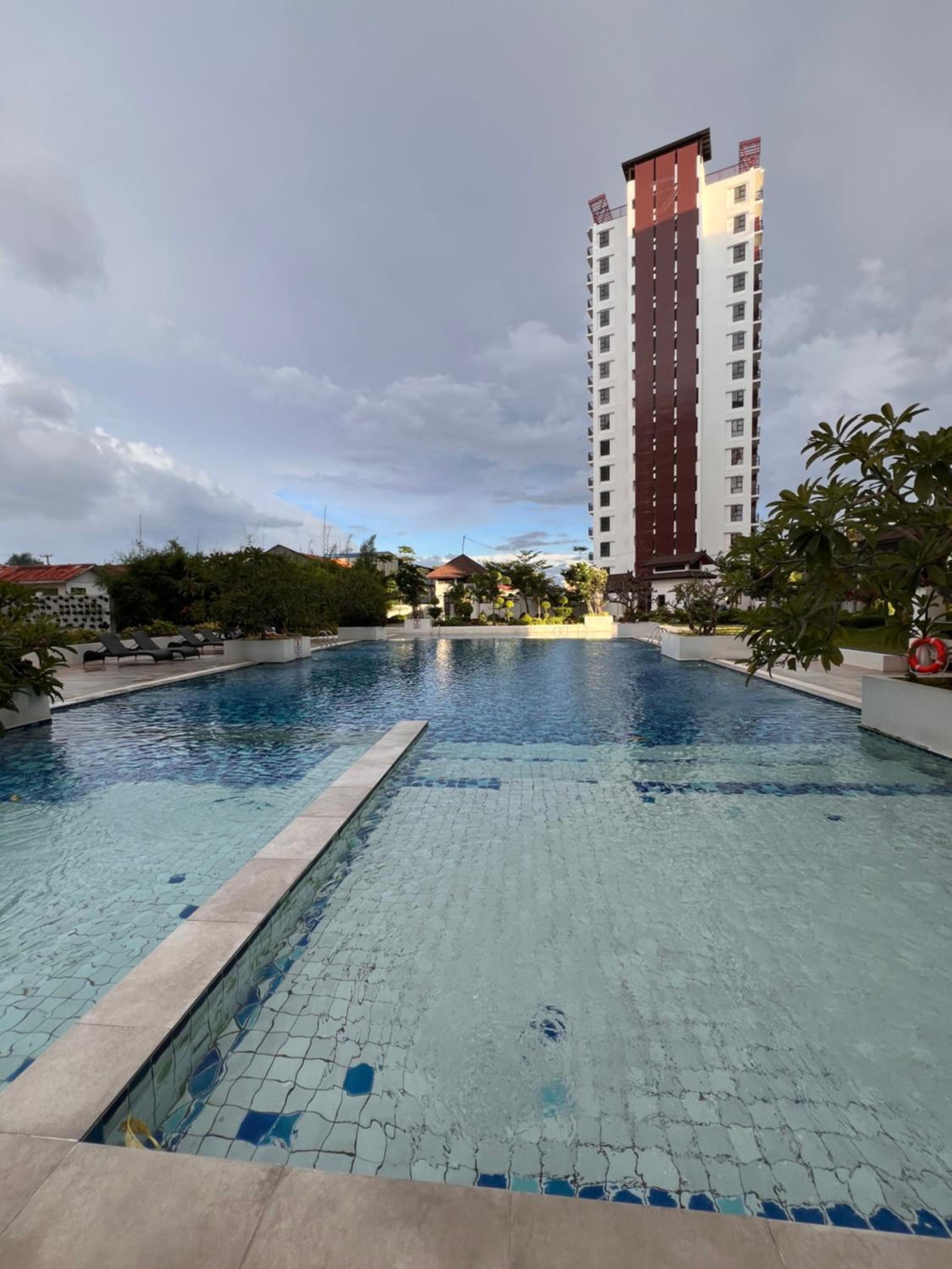Seven-Eleven Inn 1BR Condo - Royal Oceancrest Mactan