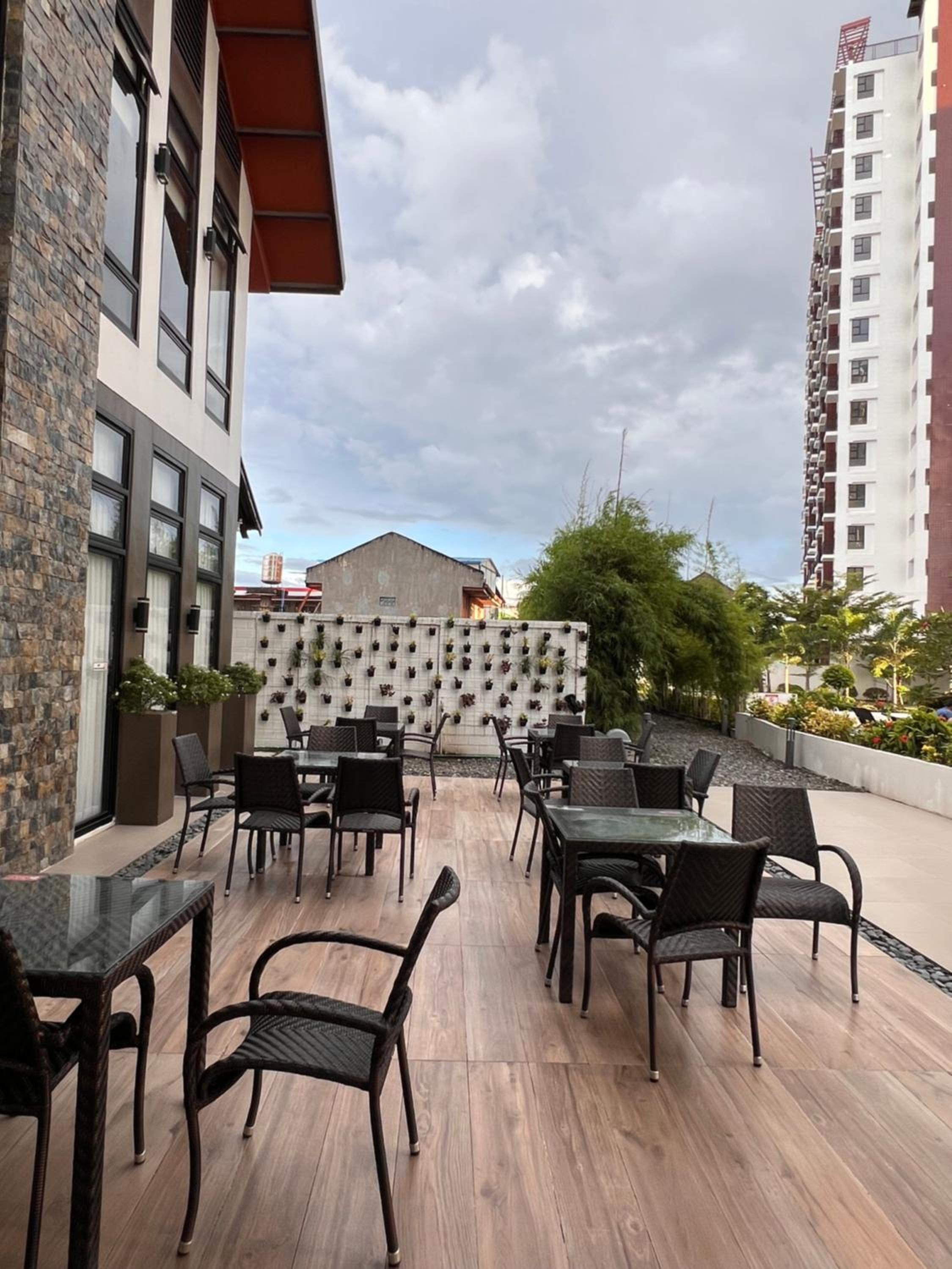 Seven-Eleven Inn 1BR Condo - Royal Oceancrest Mactan