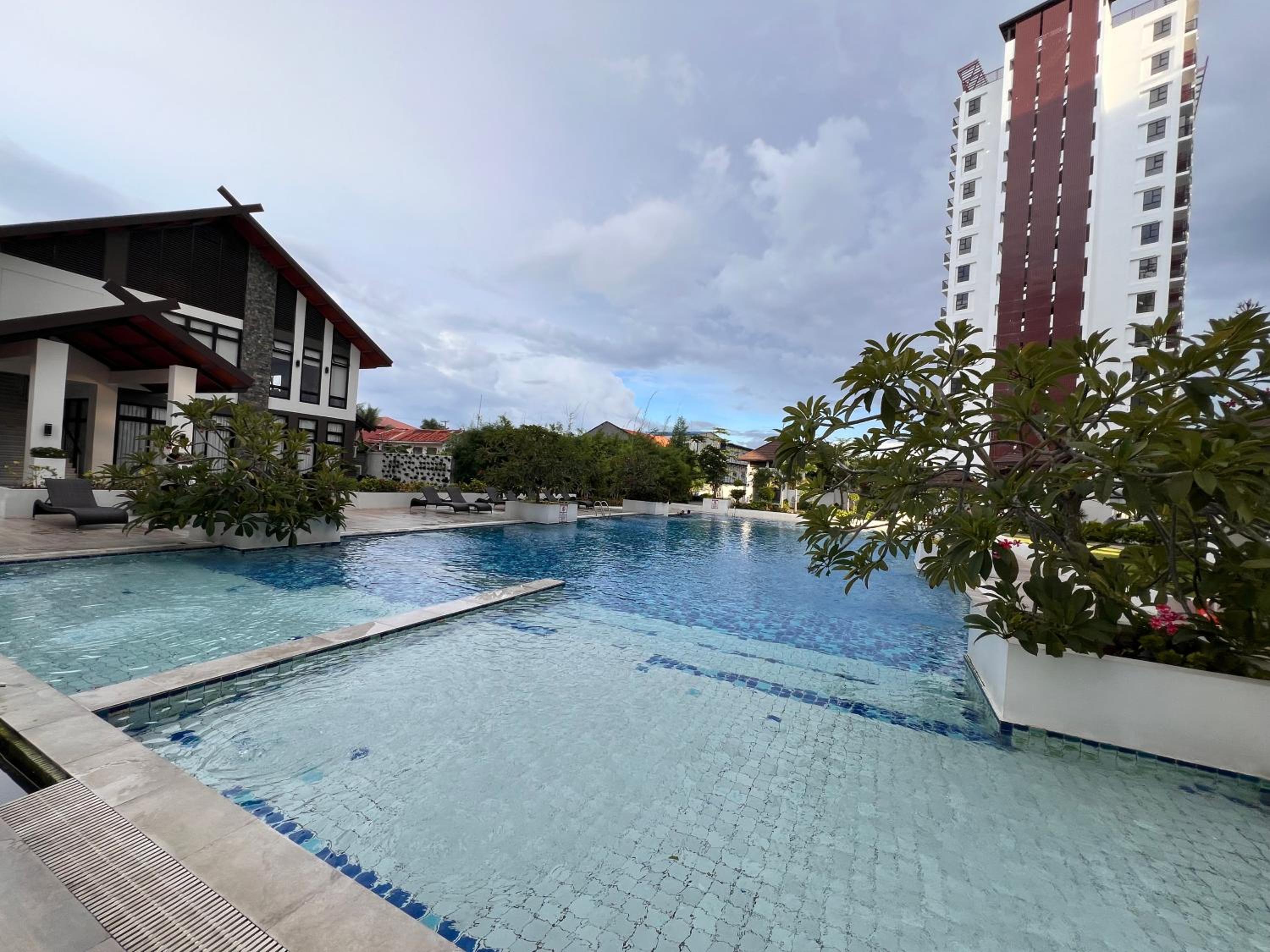 Seven-Eleven Inn 1BR Condo - Royal Oceancrest Mactan