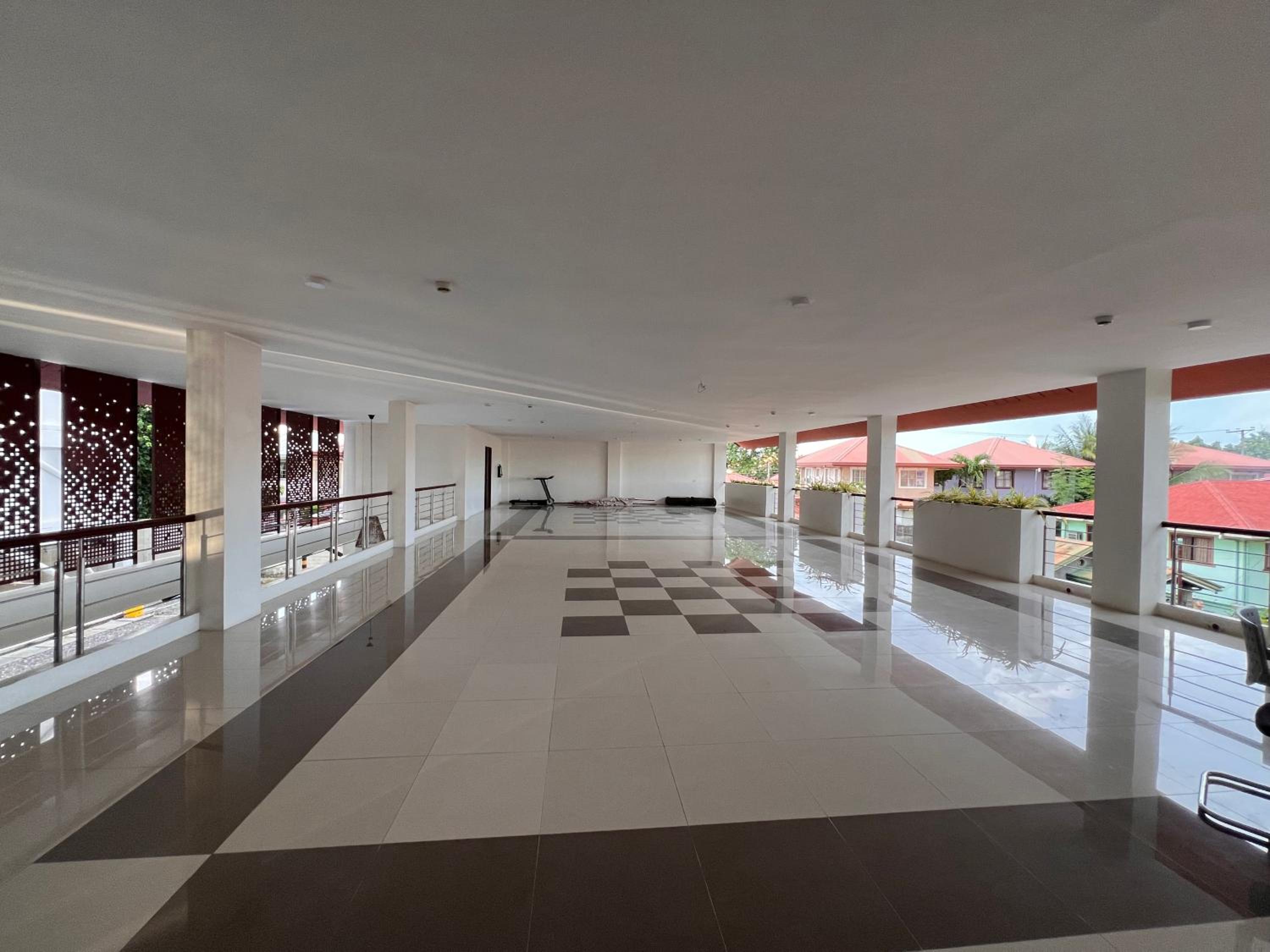 Seven-Eleven Inn 1BR Condo - Royal Oceancrest Mactan