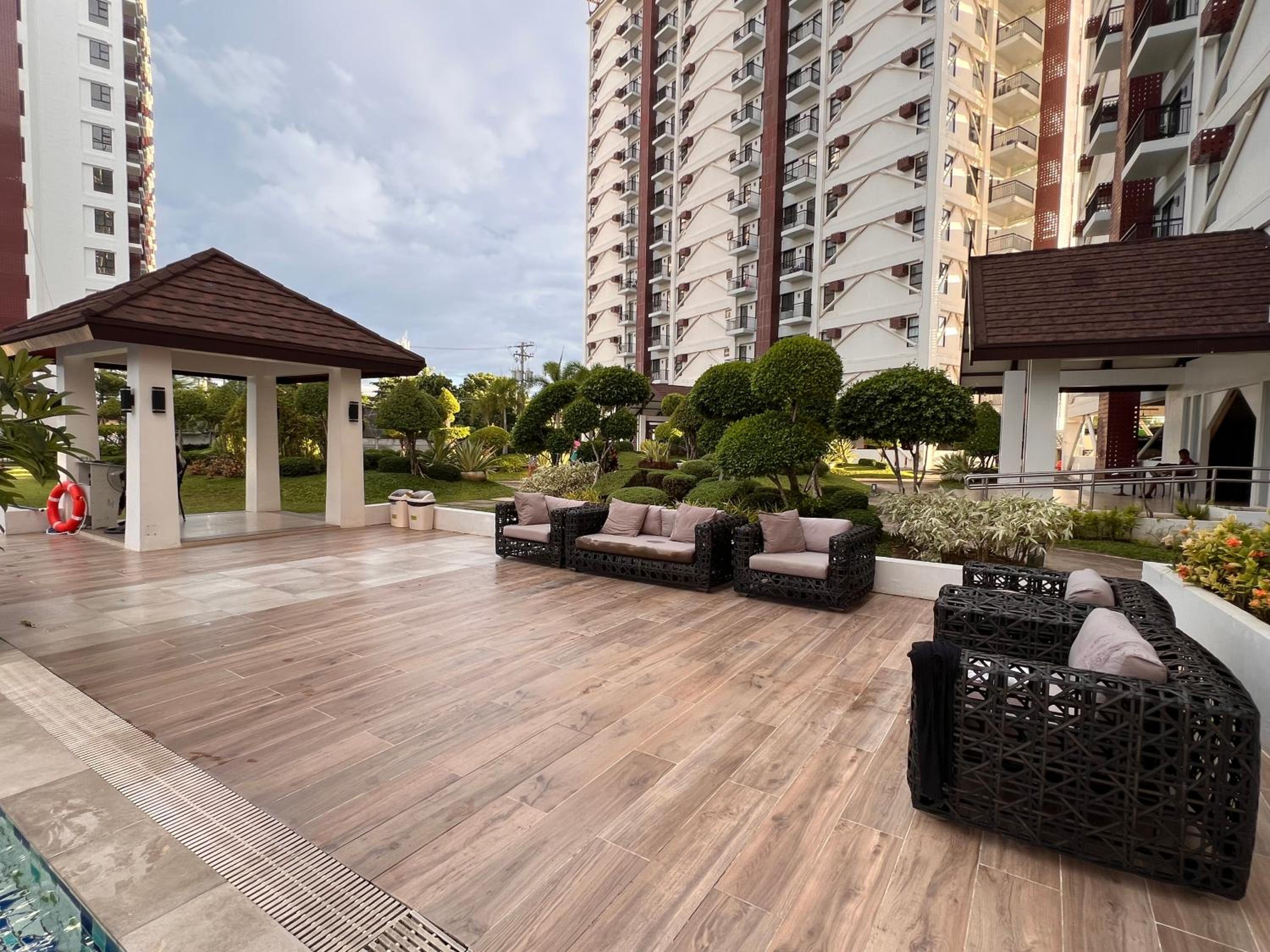 Seven-Eleven Inn 1BR Condo - Royal Oceancrest Mactan